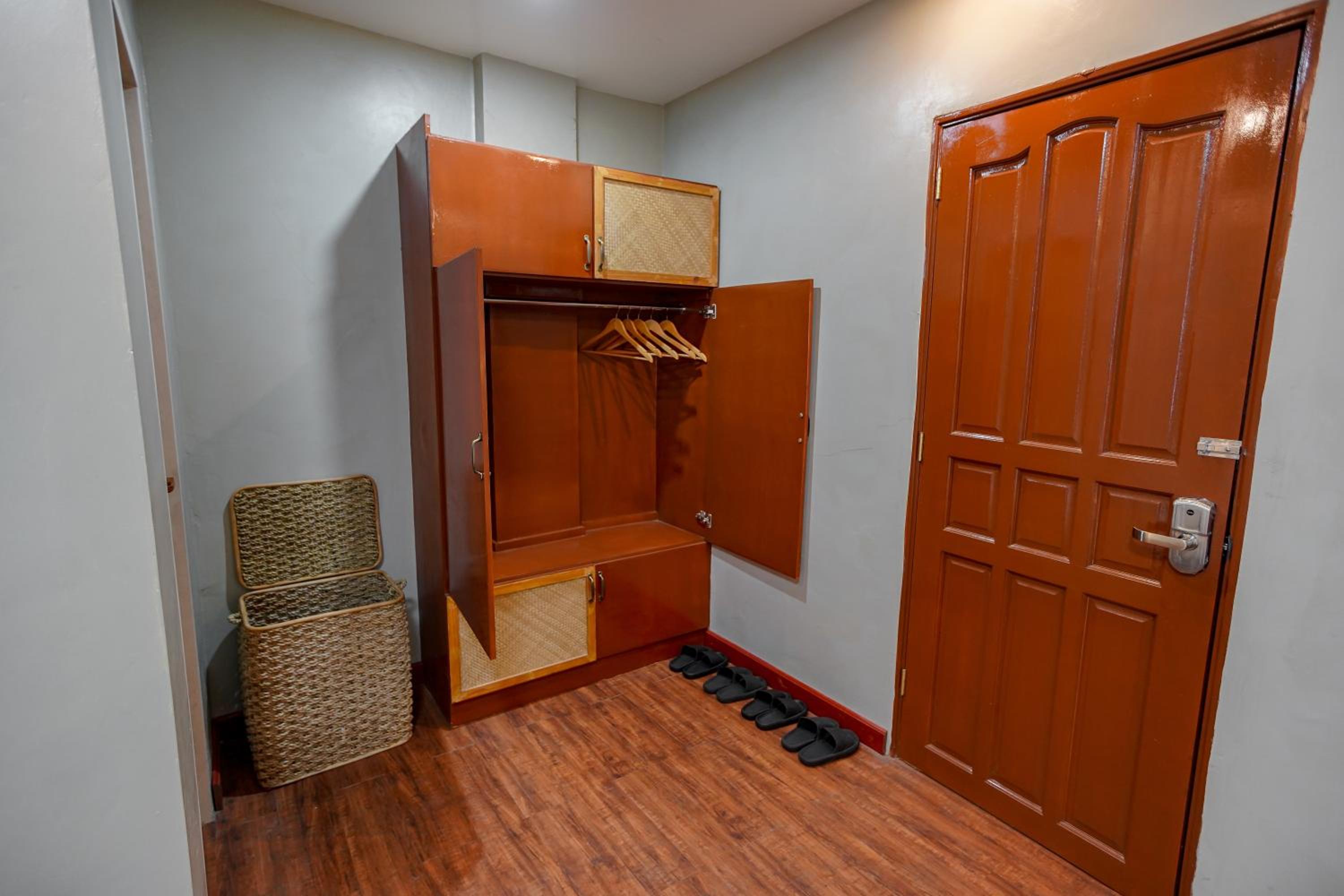 Superior Family Room - Photo 12
