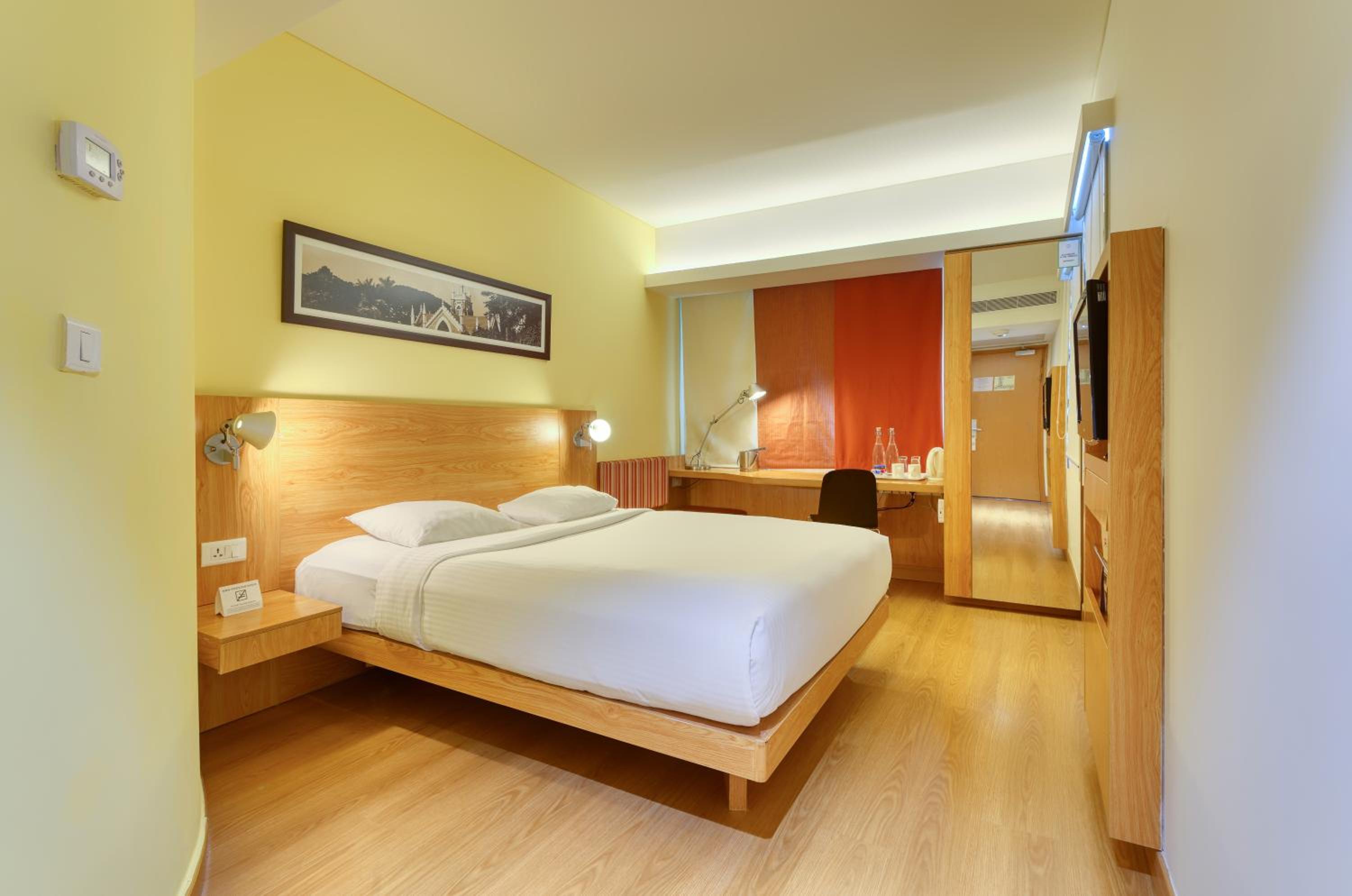 Deluxe Queen Room with Extra Benefit - Photo 1