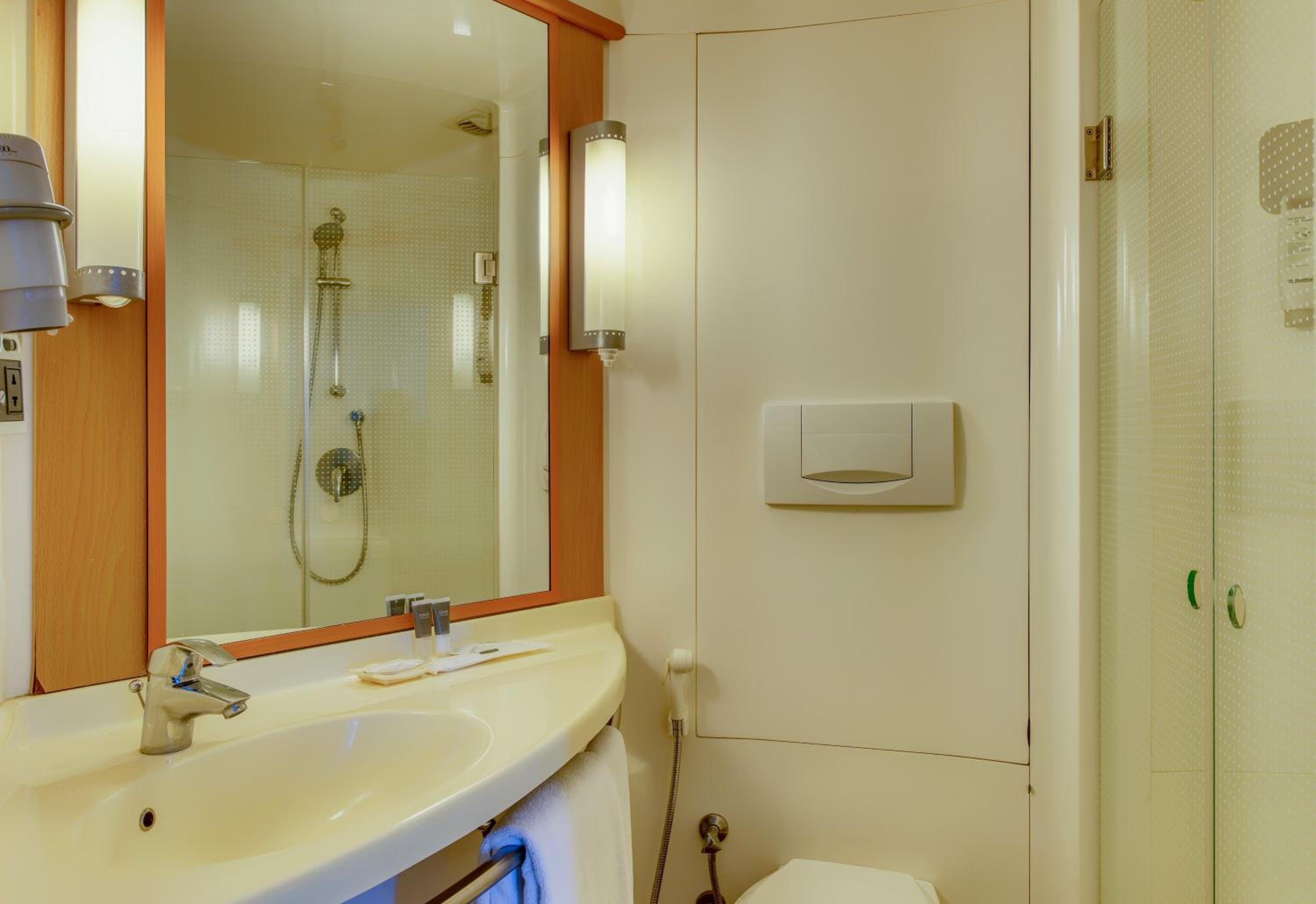 Deluxe Queen Room with Extra Benefit - Photo 5