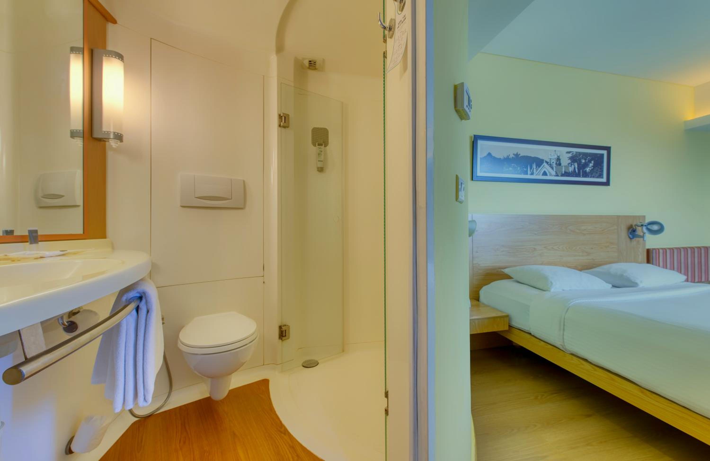 Deluxe Queen Room with Extra Benefit - Photo 3