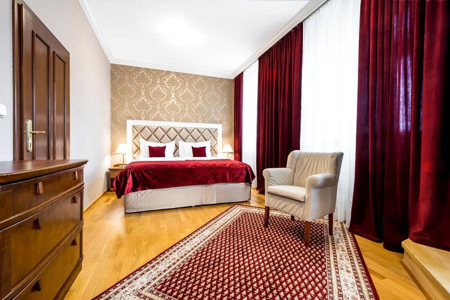 Superior King Suite - Photo 2