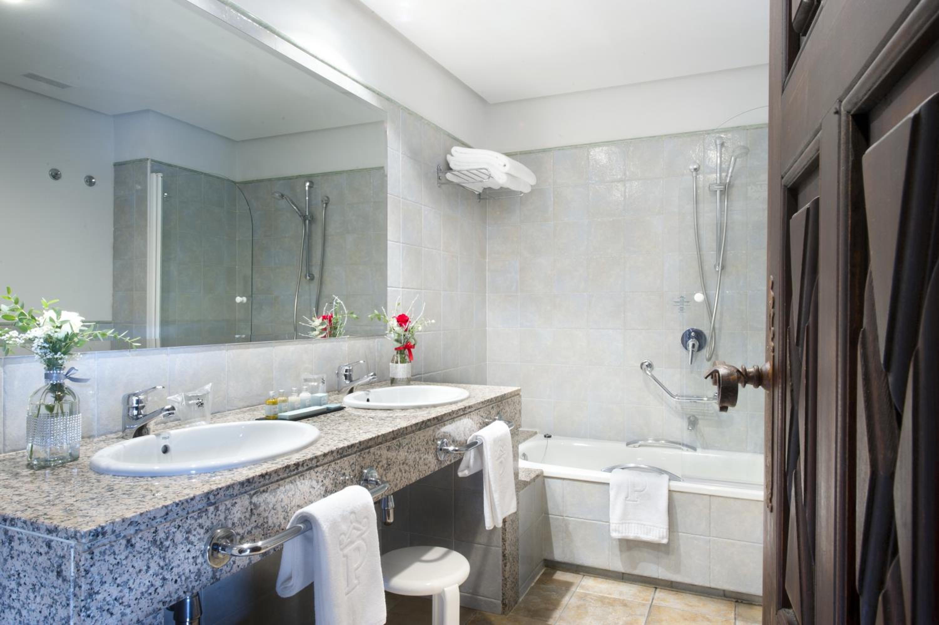 Standard Double Room (2 Adults + 1 Child) - Photo 2