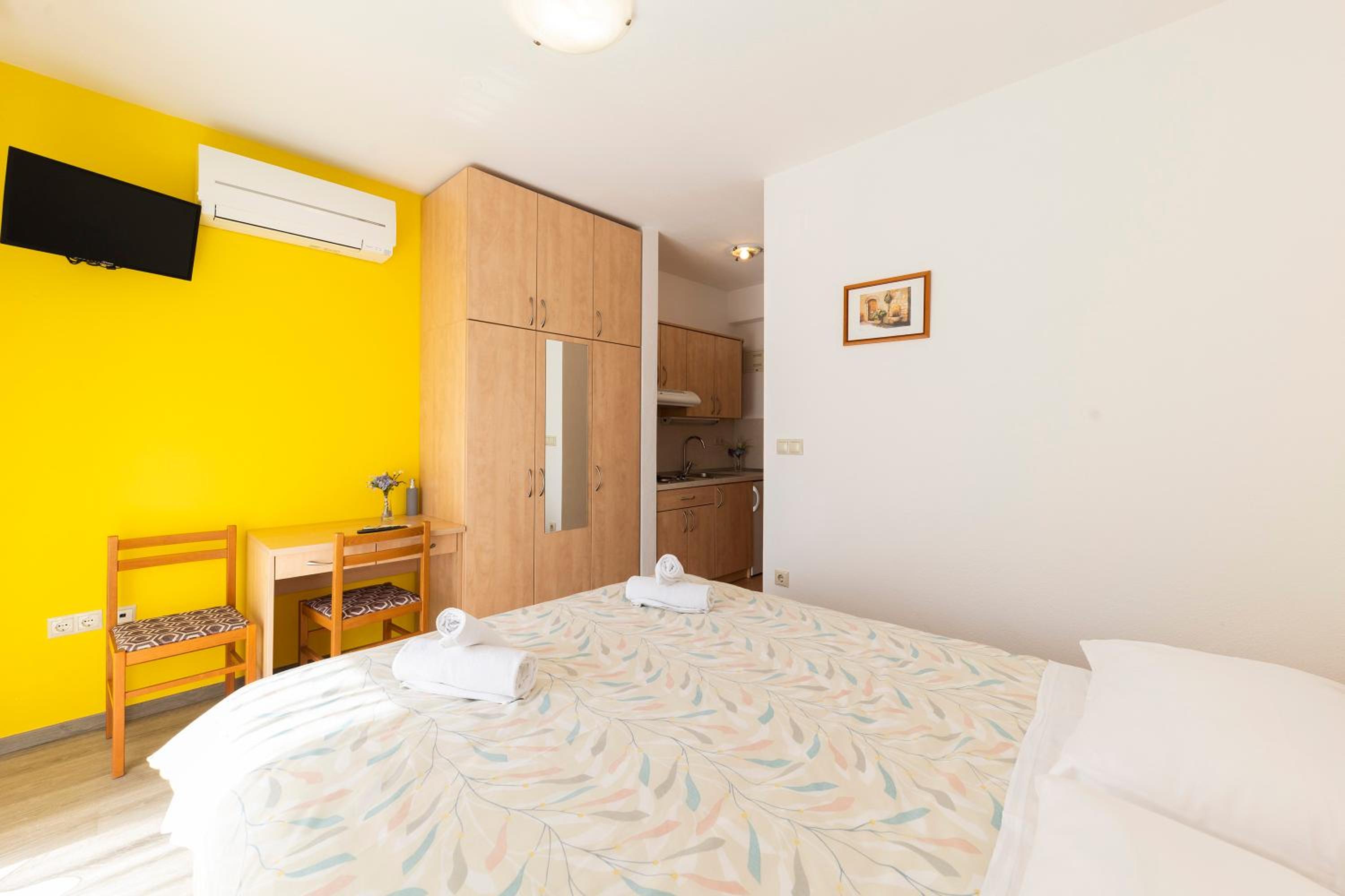 Studio Apartment with Balcony photo 2