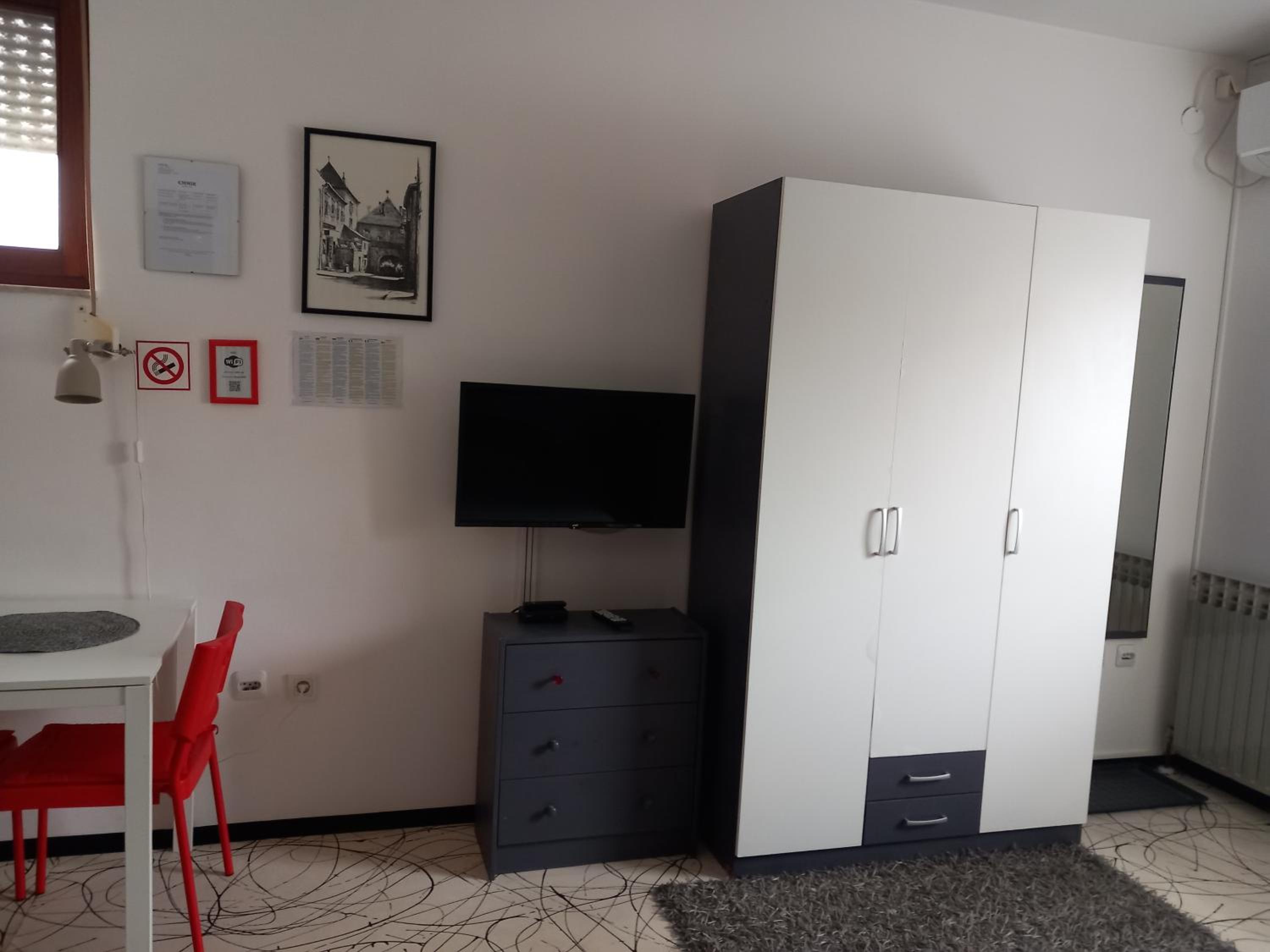 Double Room with Private Bathroom - Photo 13