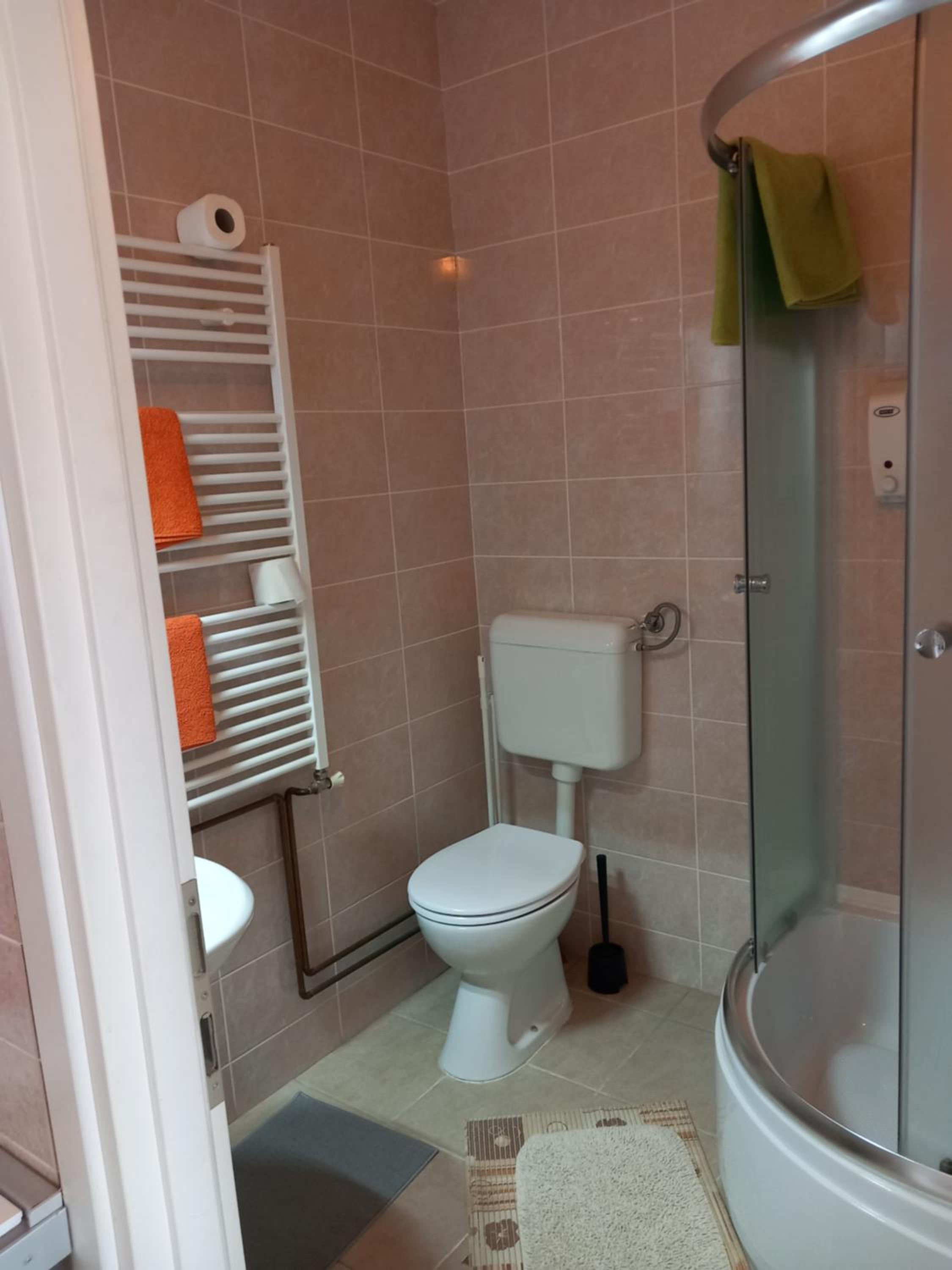 Double Room with Private Bathroom - Photo 12