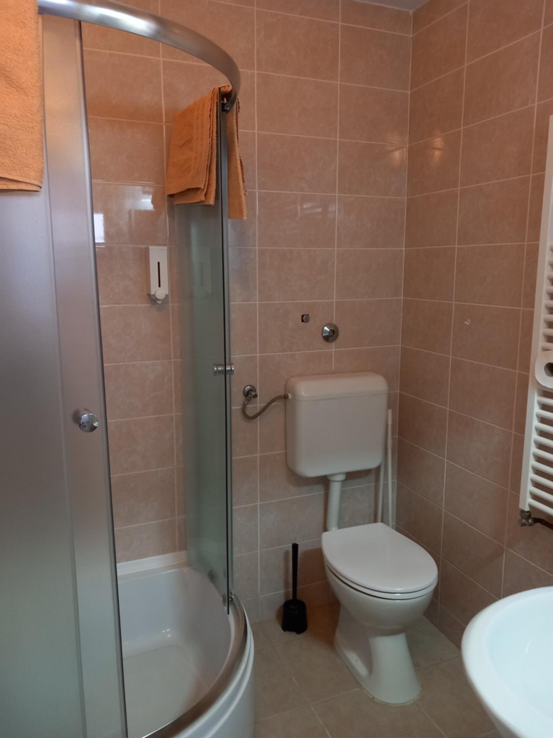 Double Room with Private Bathroom - Photo 20