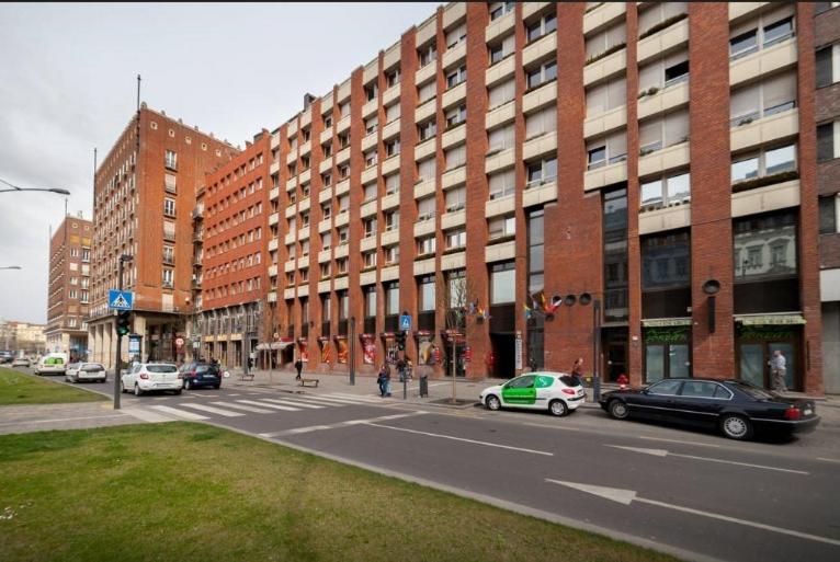 Apartment with Balcony - Photo 5