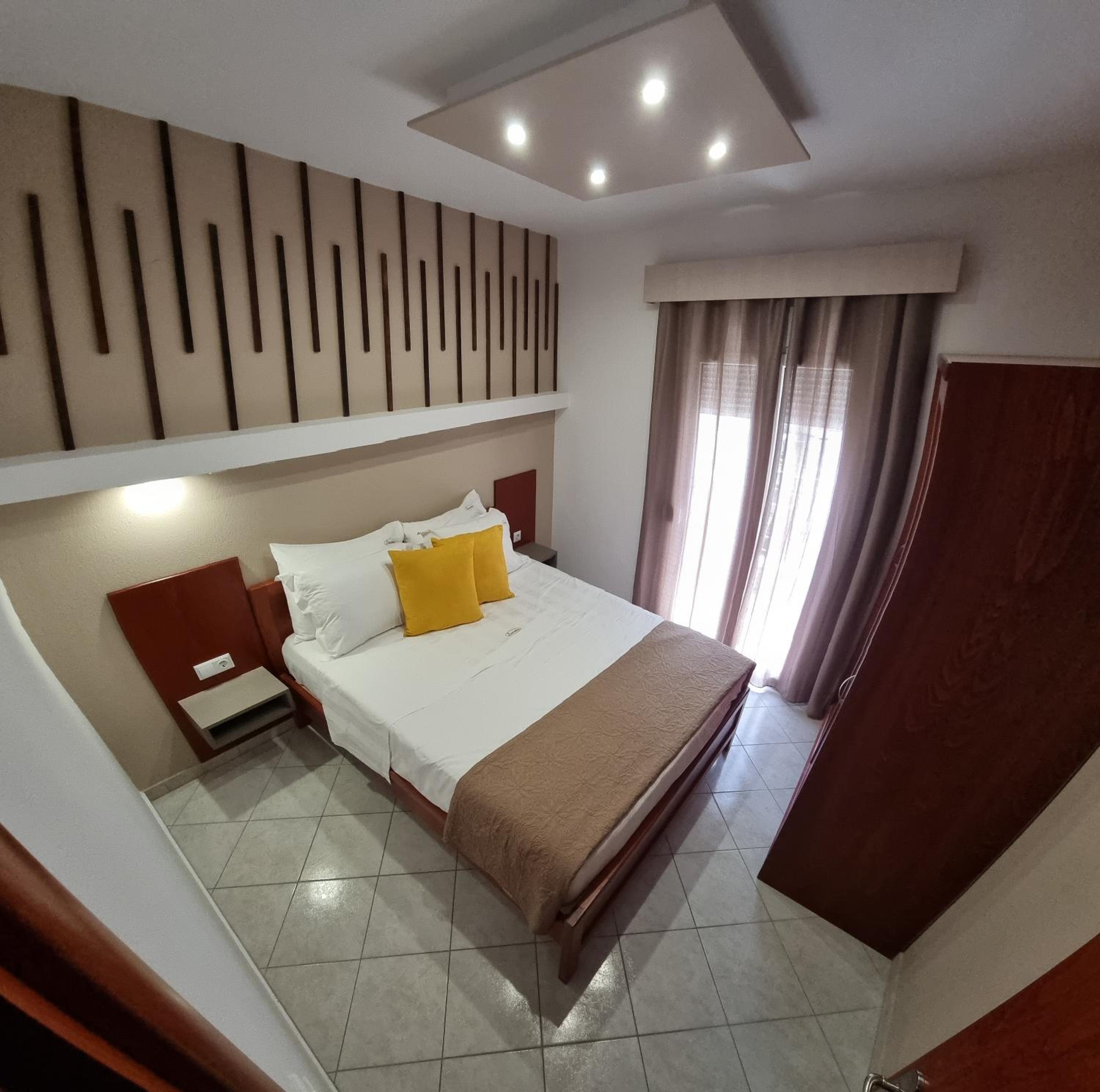 Superior Suite - Photo 11