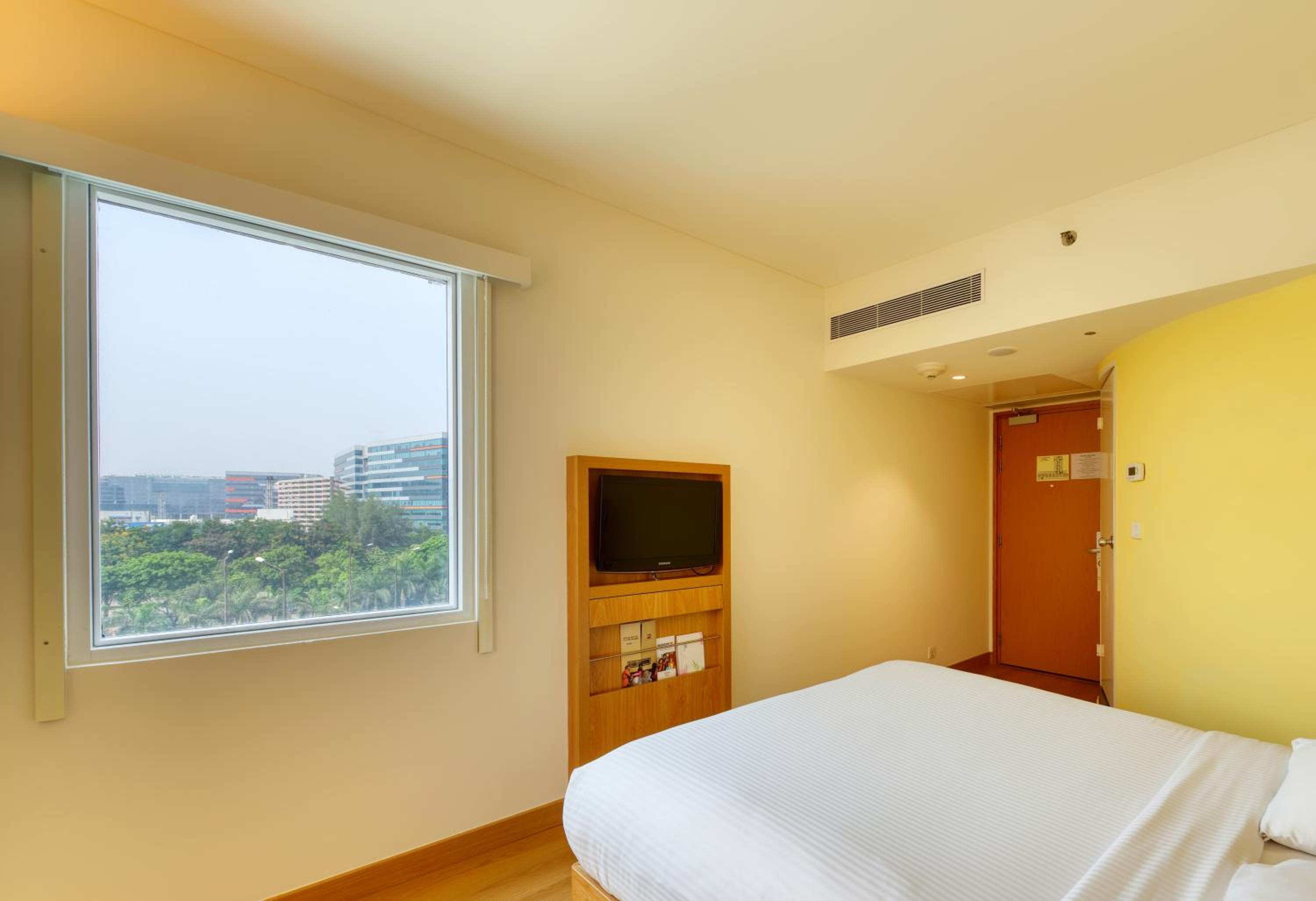 Deluxe Queen Room with Extra Benefit - Photo 4