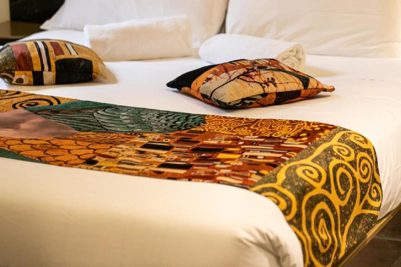 Queen Room with Two Queen Beds photo 3