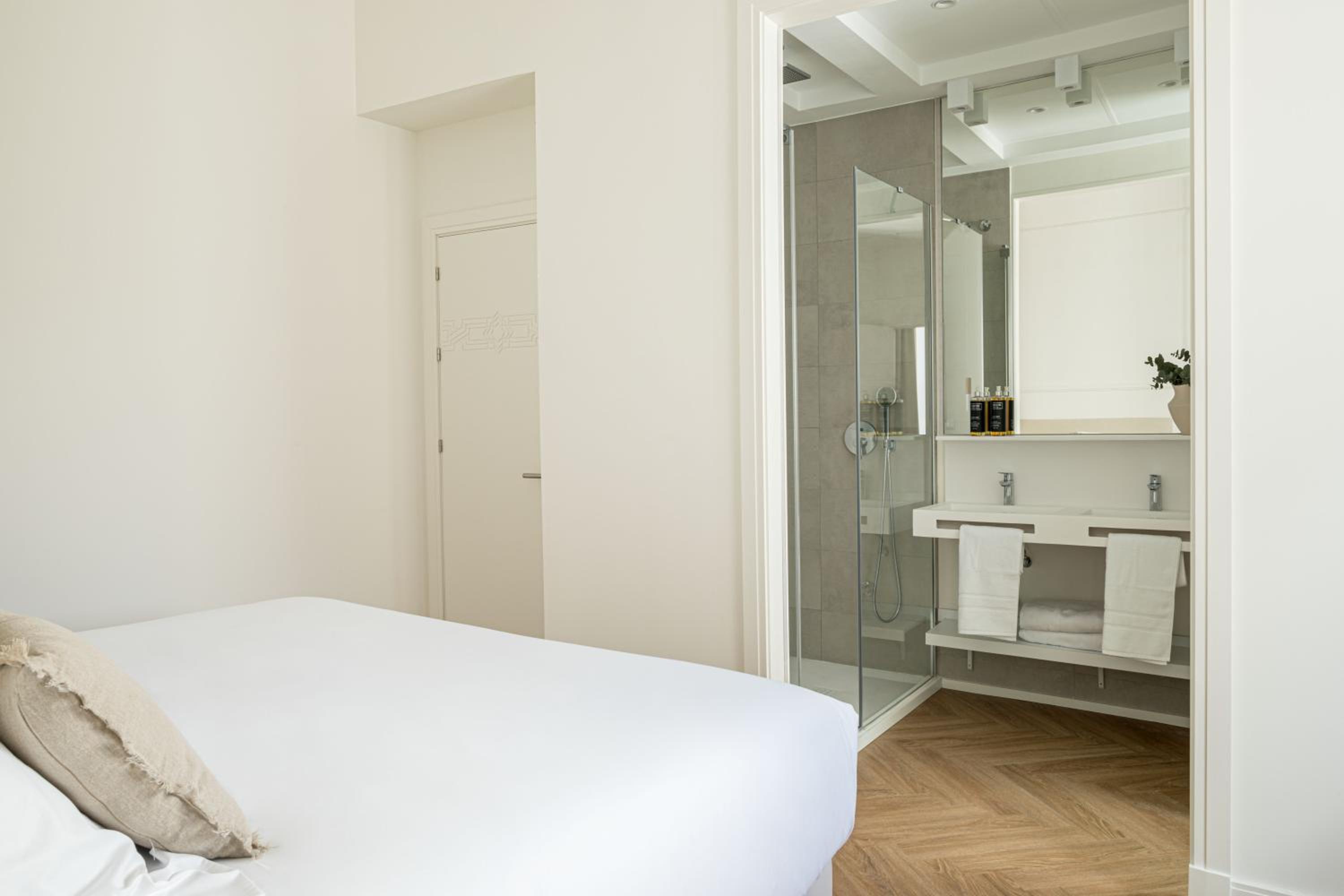 Suite - Photo 25