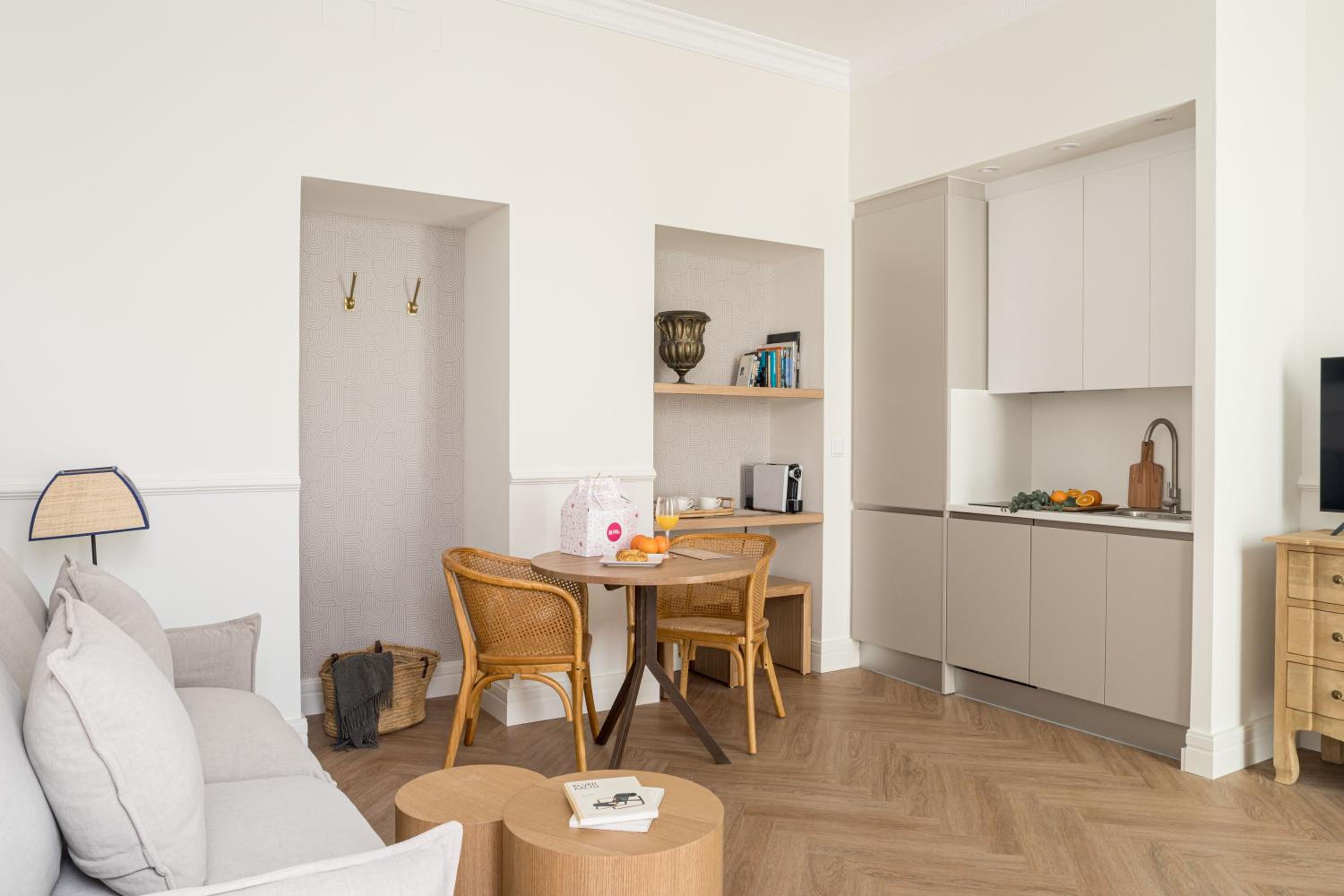 Suite - Photo 24