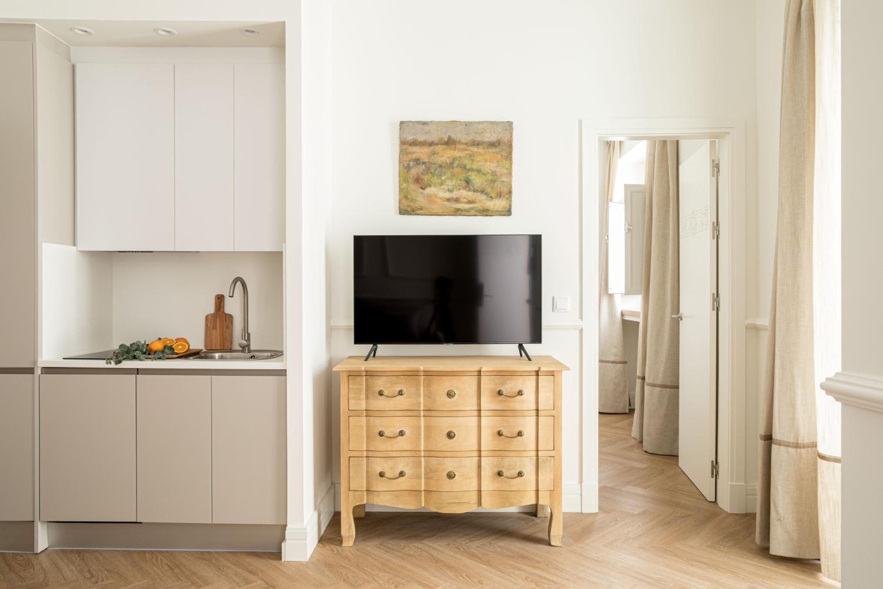 Suite - Photo 22