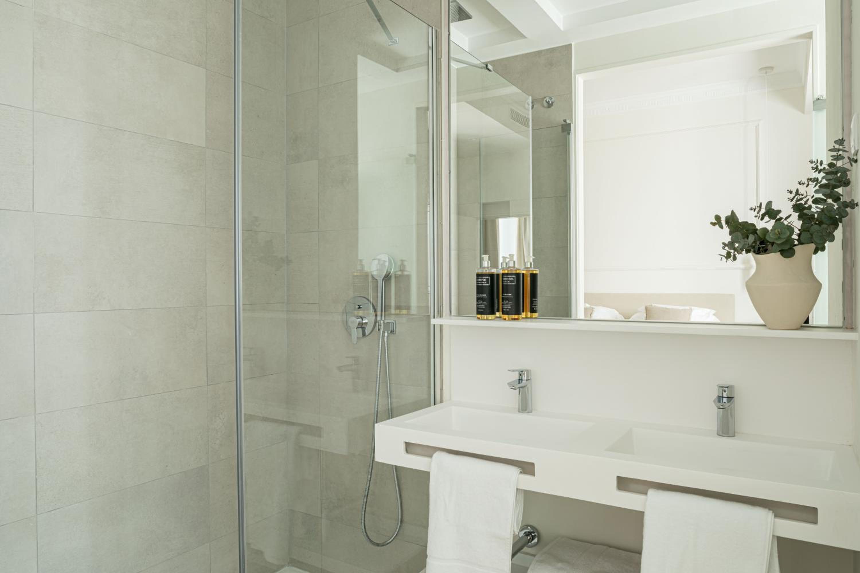 Suite - Photo 21