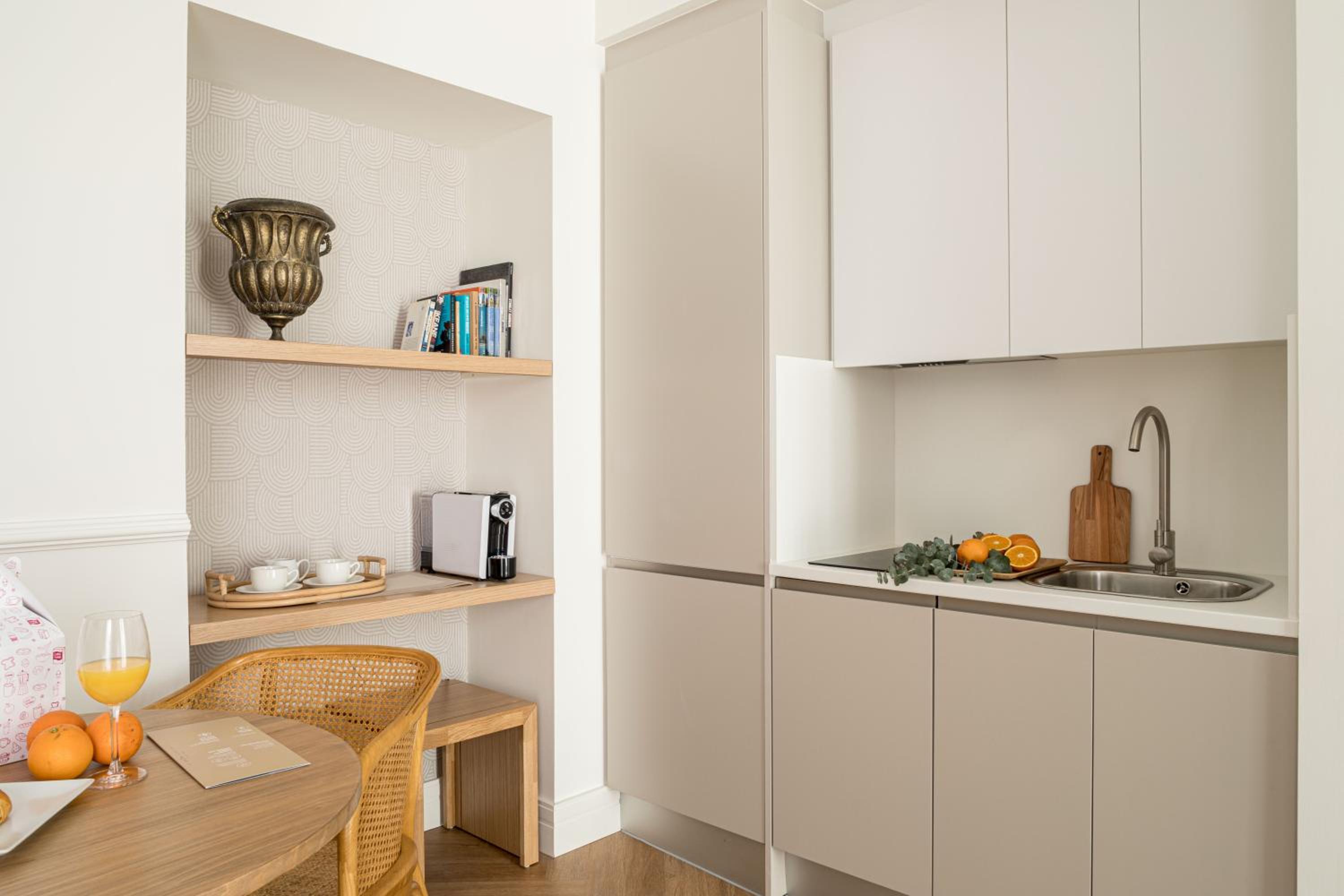 Suite - Photo 26
