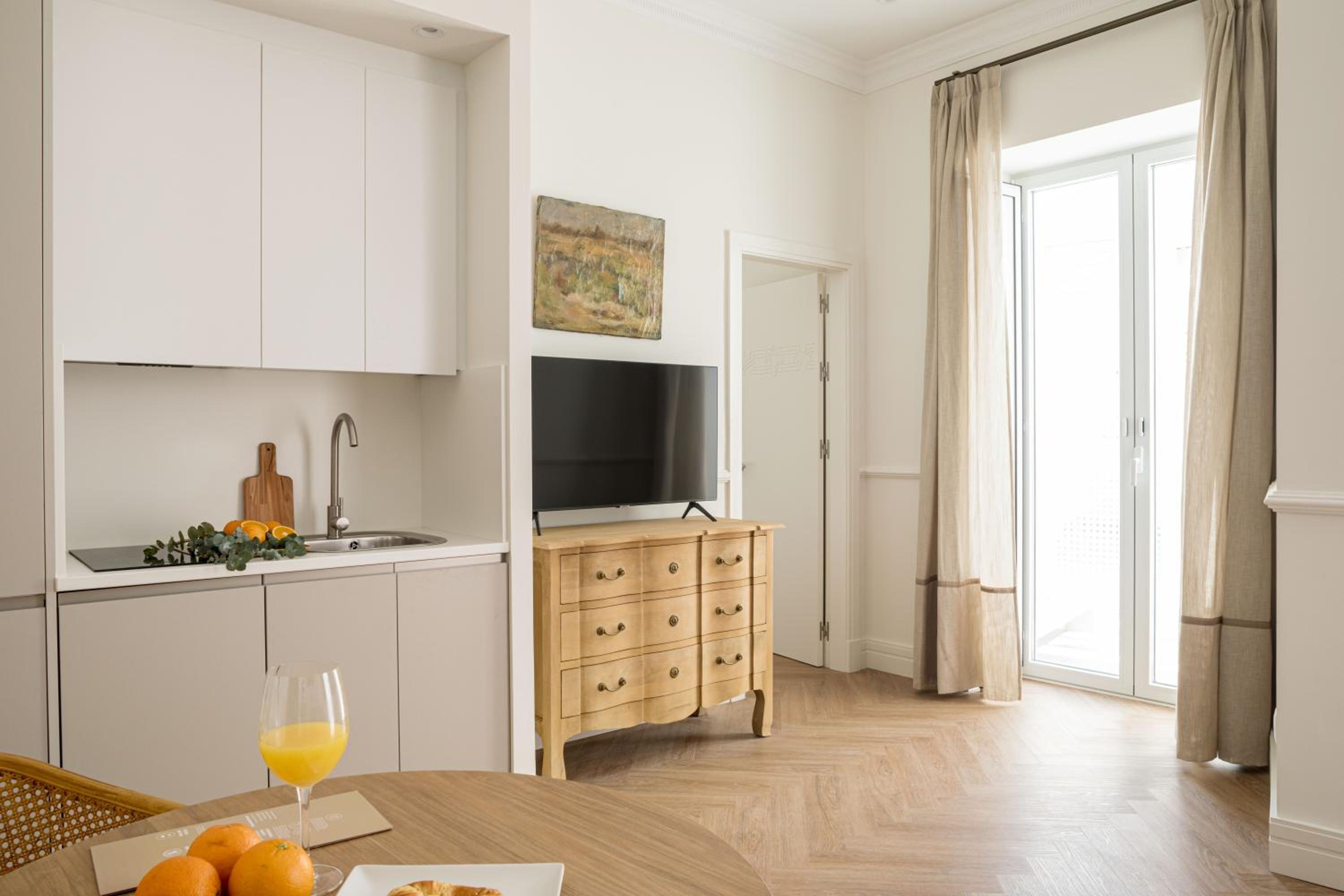 Suite - Photo 19