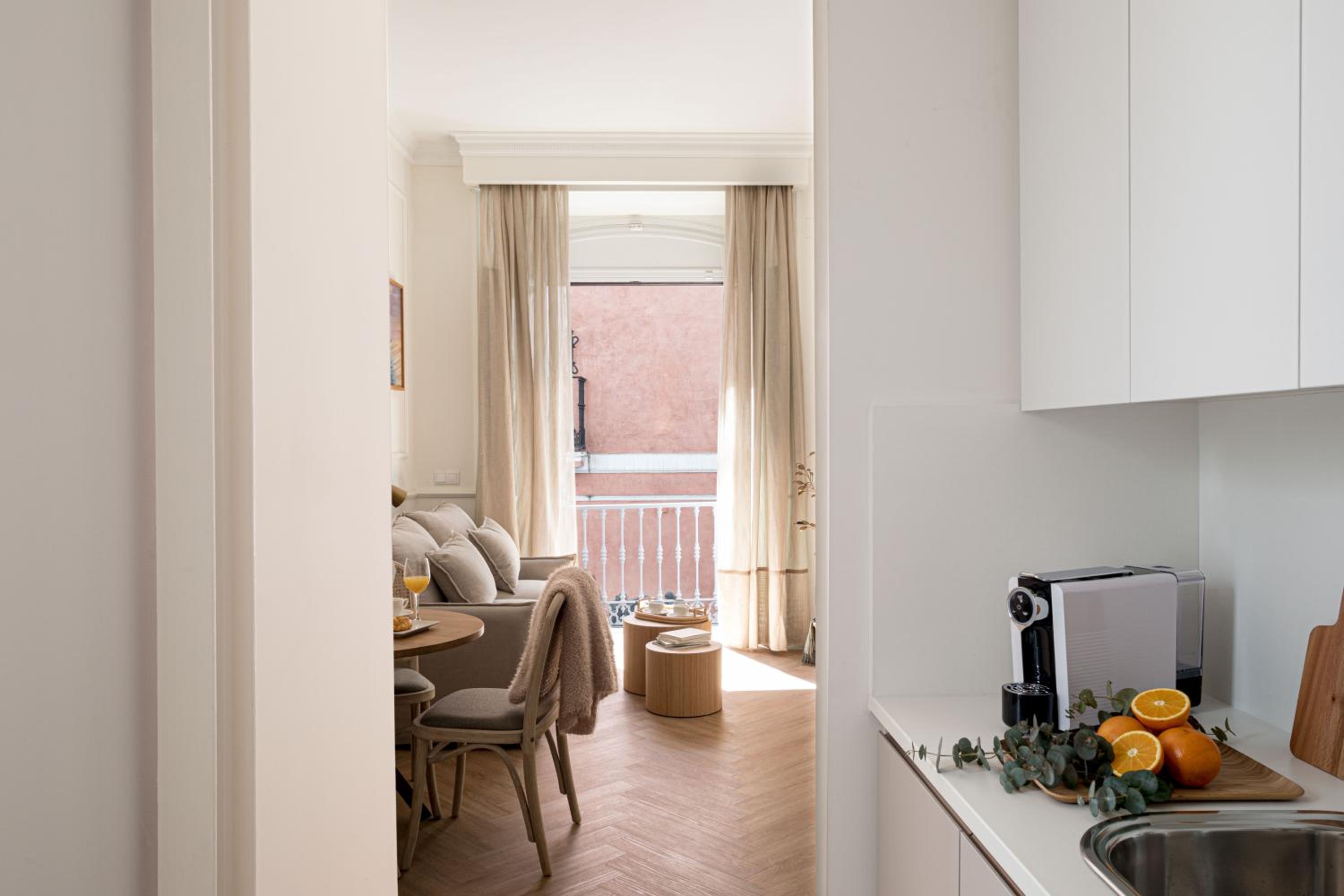 Suite - Photo 12