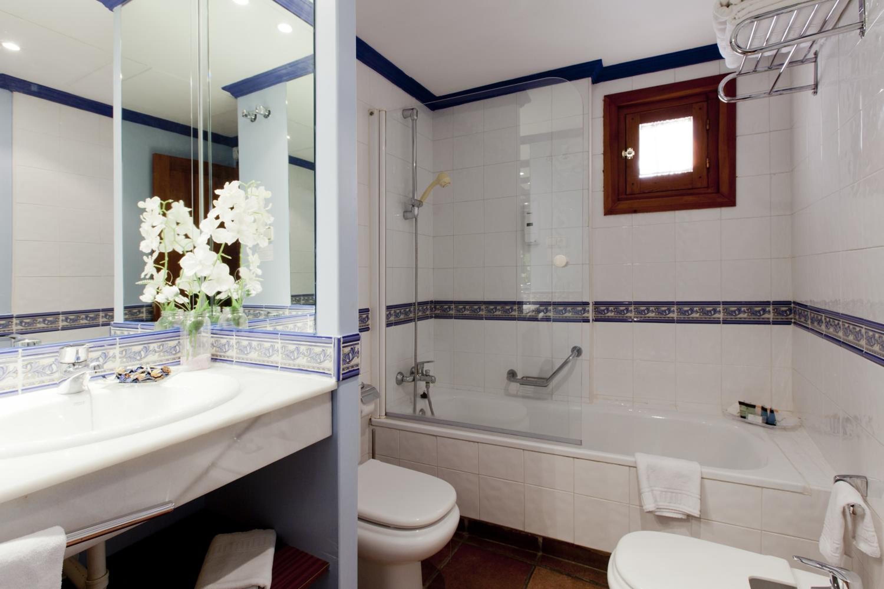 Double or Twin Room - Photo 2