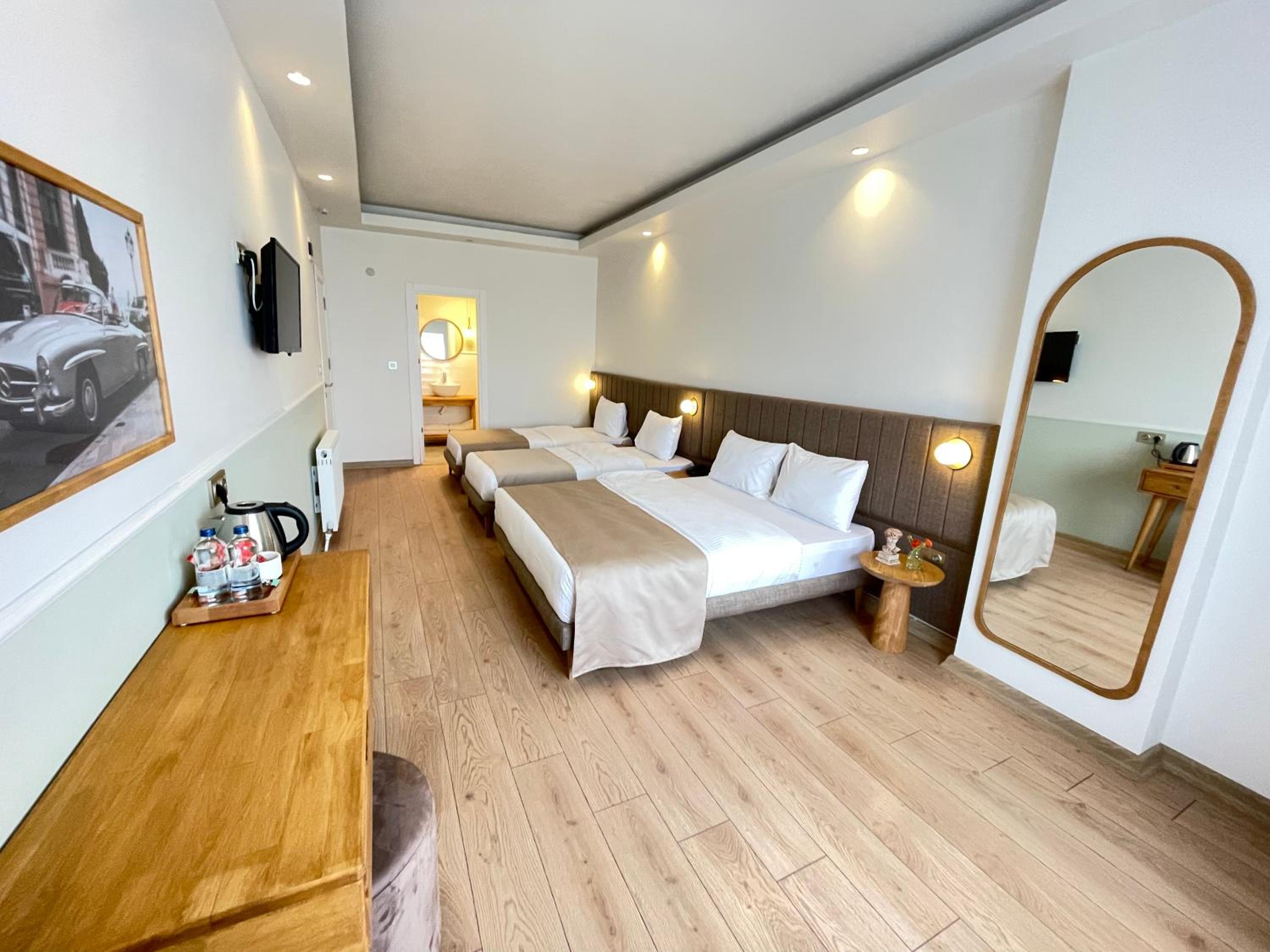 Deluxe Quadruple Room - Photo 1