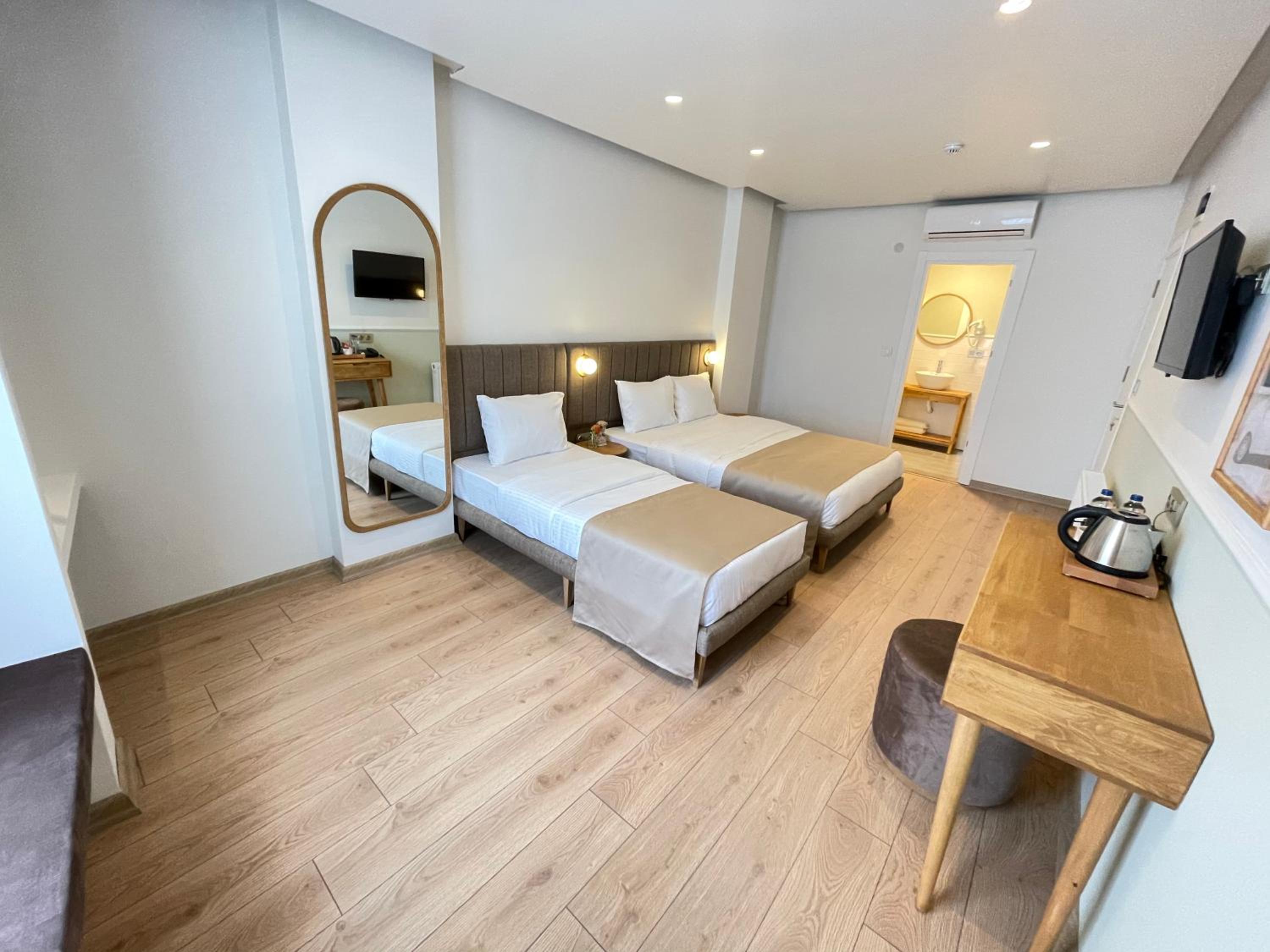 Deluxe Triple Room - Photo 11