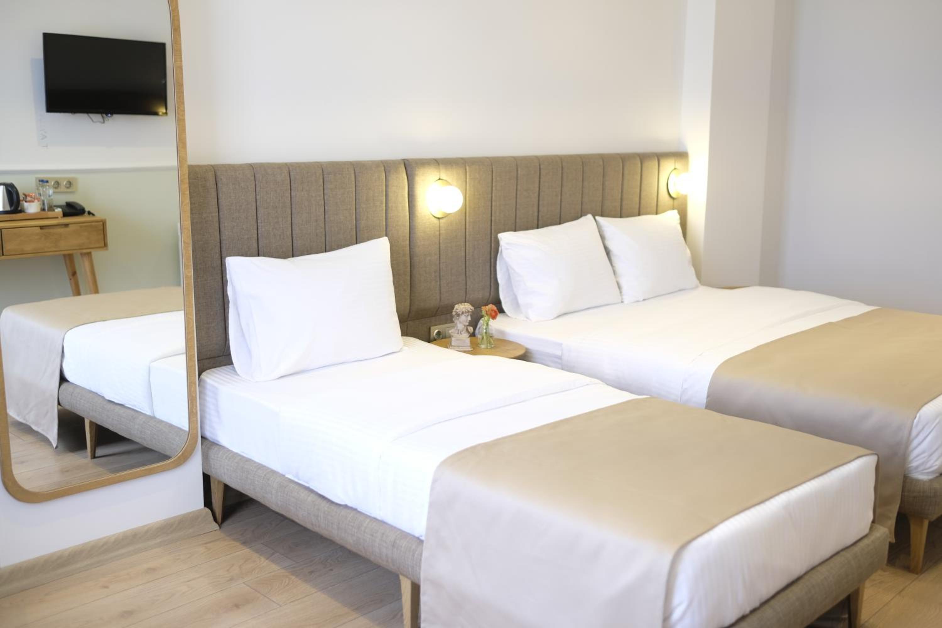 Deluxe Triple Room - Photo 16