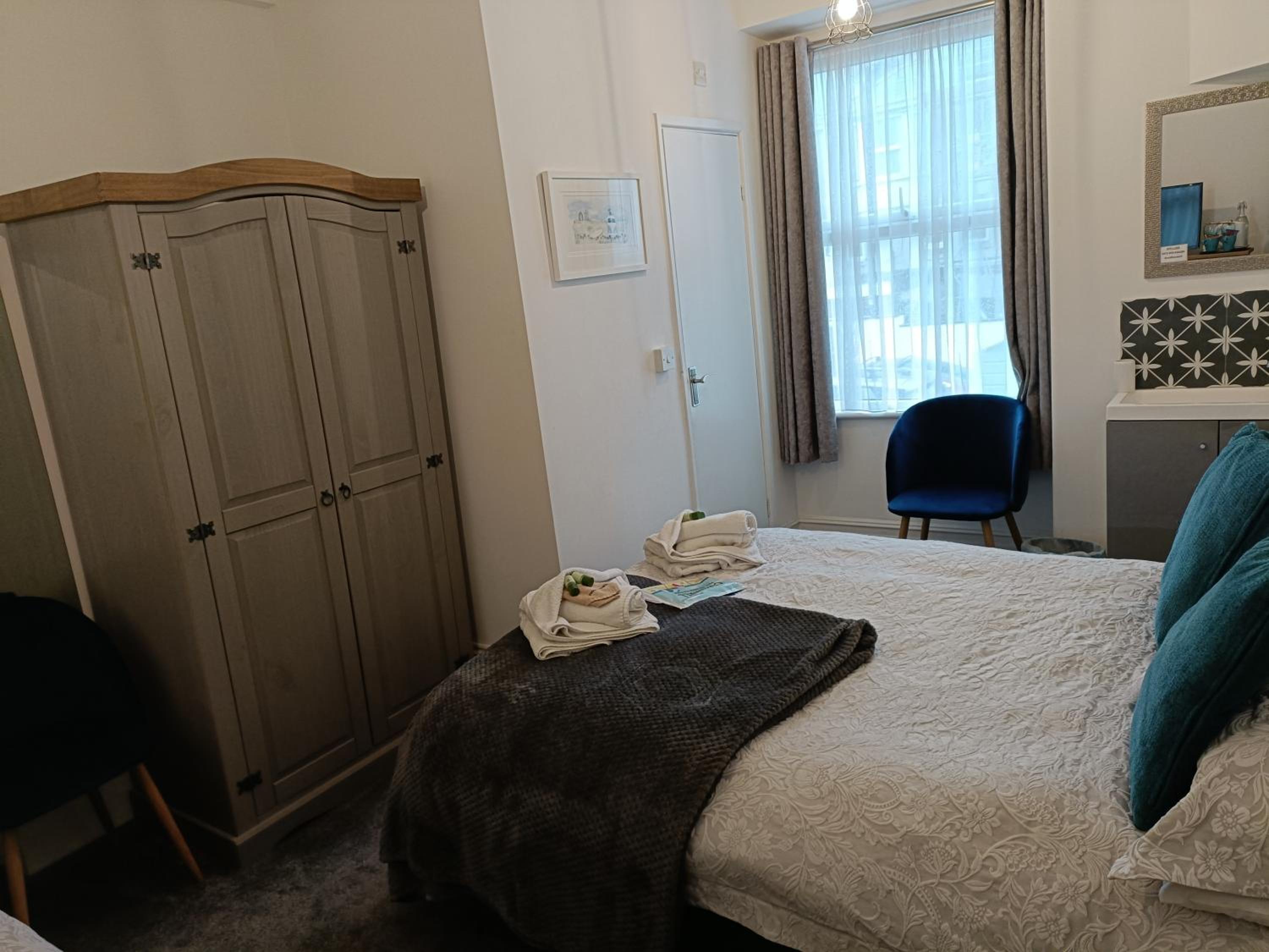 Double or Twin Room with Private Bathroom photo 3