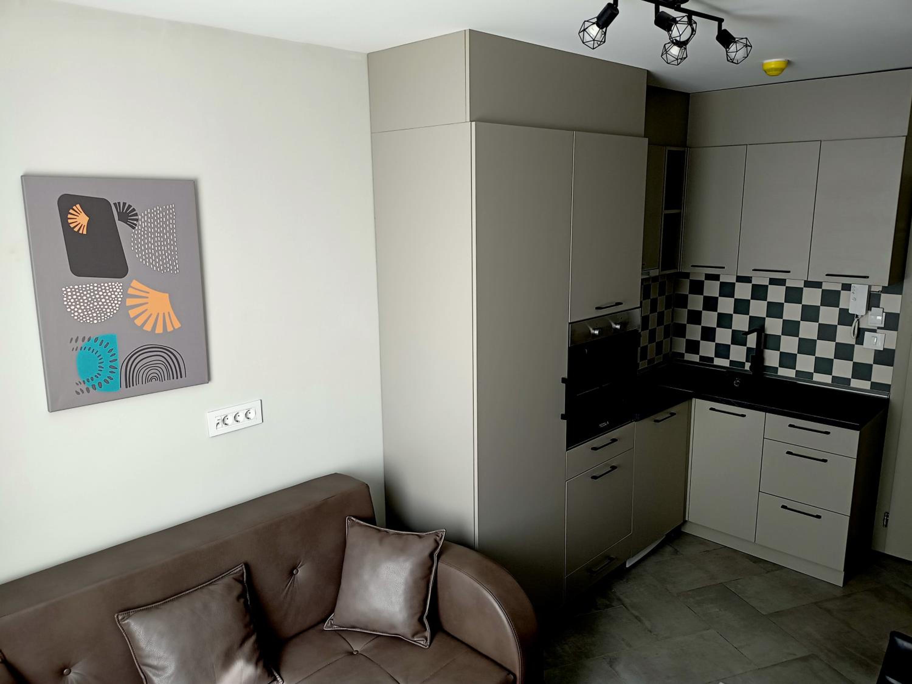 One-Bedroom Apartment with Free Parking - Photo 2