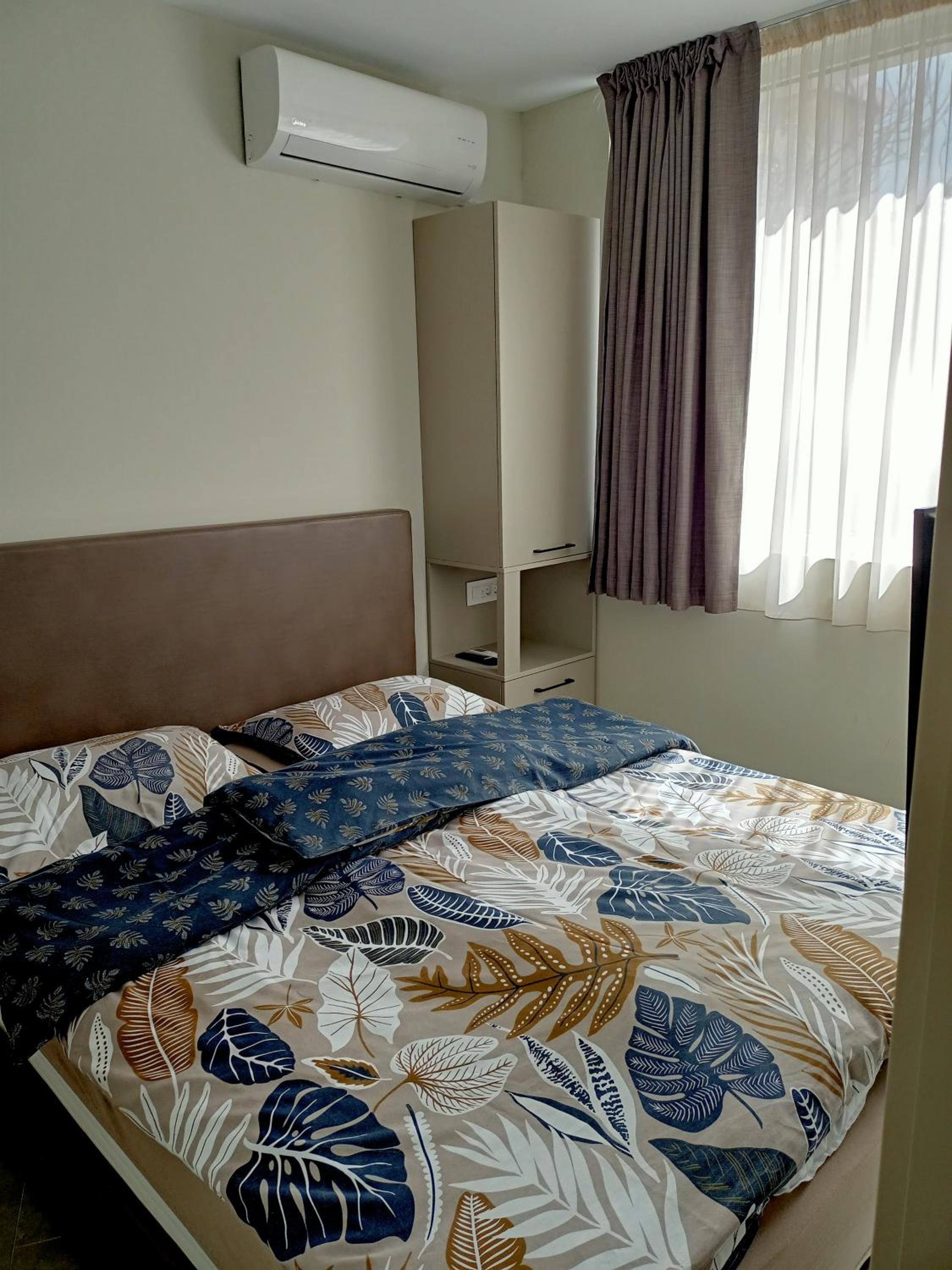 One-Bedroom Apartment with Free Parking - Photo 3
