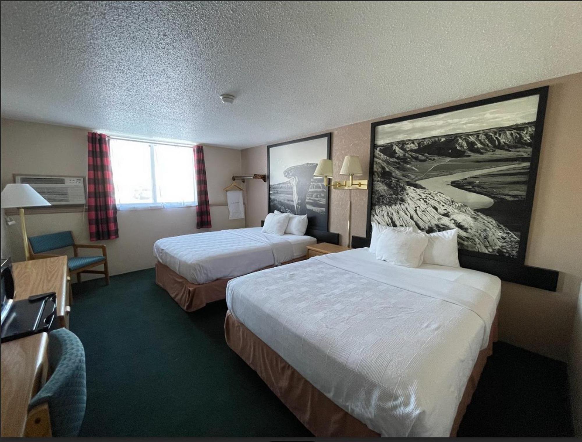 Standard Queen Room with Two Queen Beds photo 2