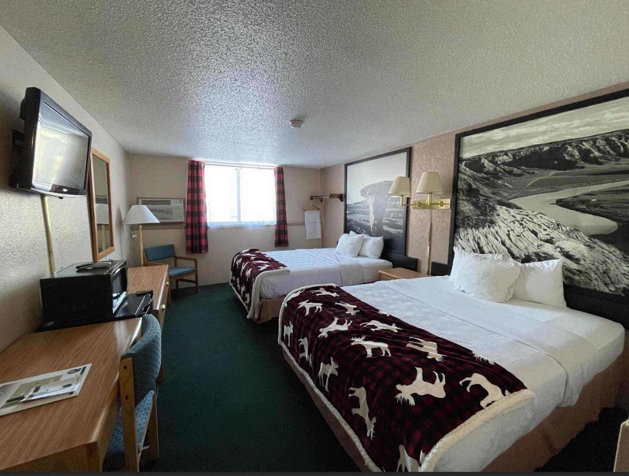 Standard Queen Room with Two Queen Beds photo 3