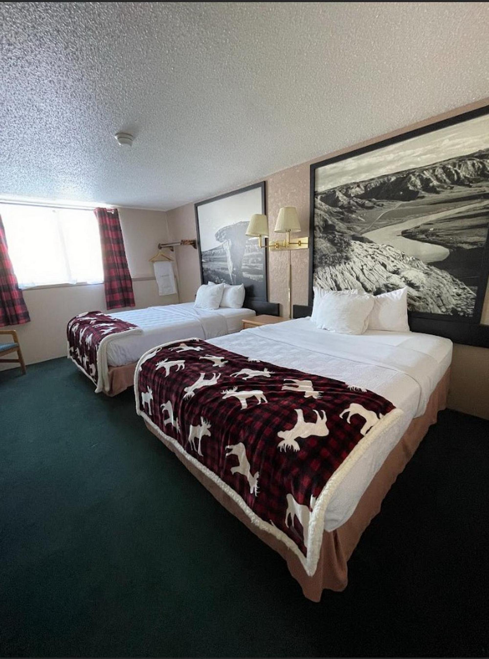 Standard Queen Room with Two Queen Beds photo 3