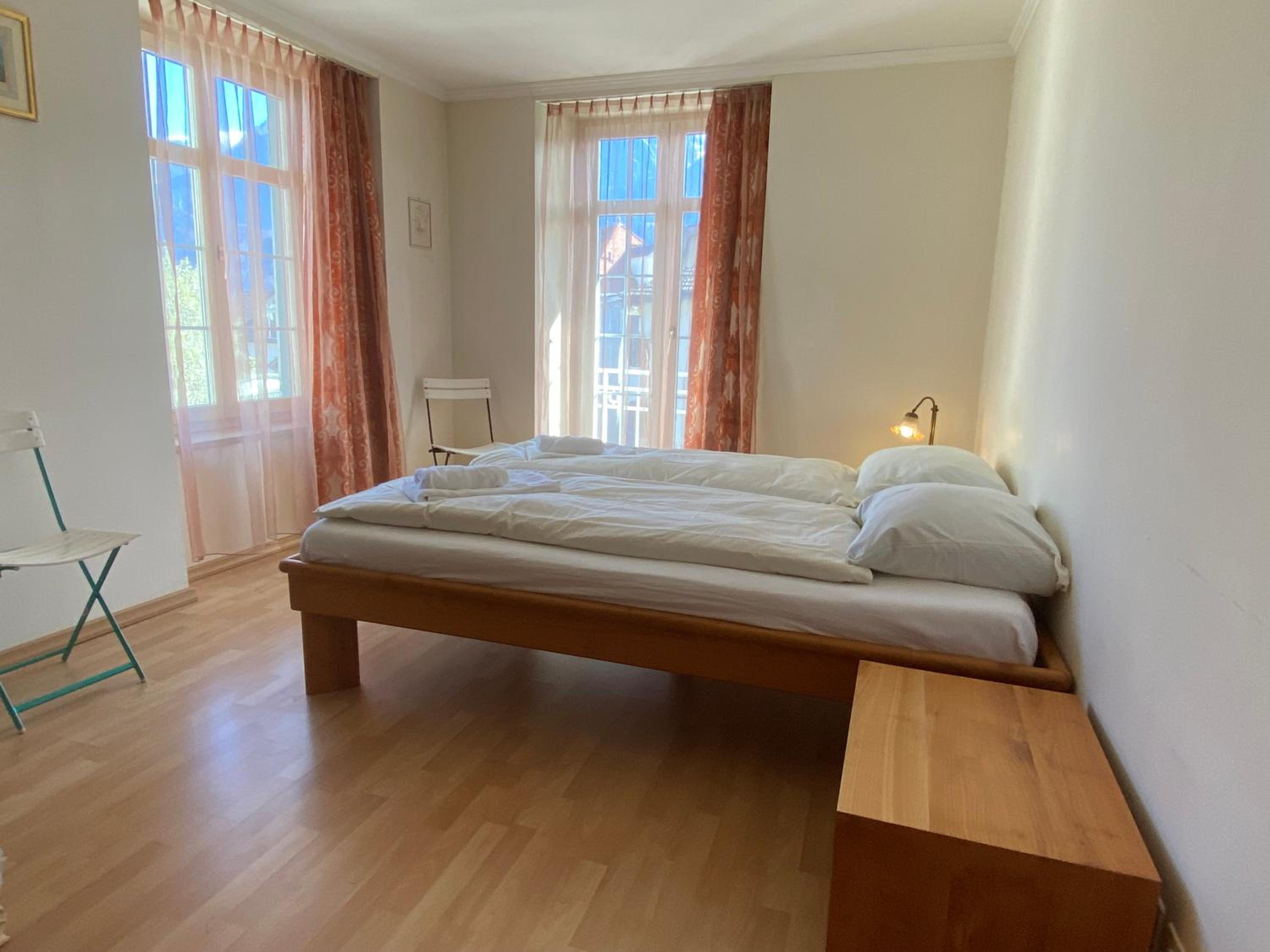 One-Bedroom Apartment with Balcony and Mountain View   photo 1