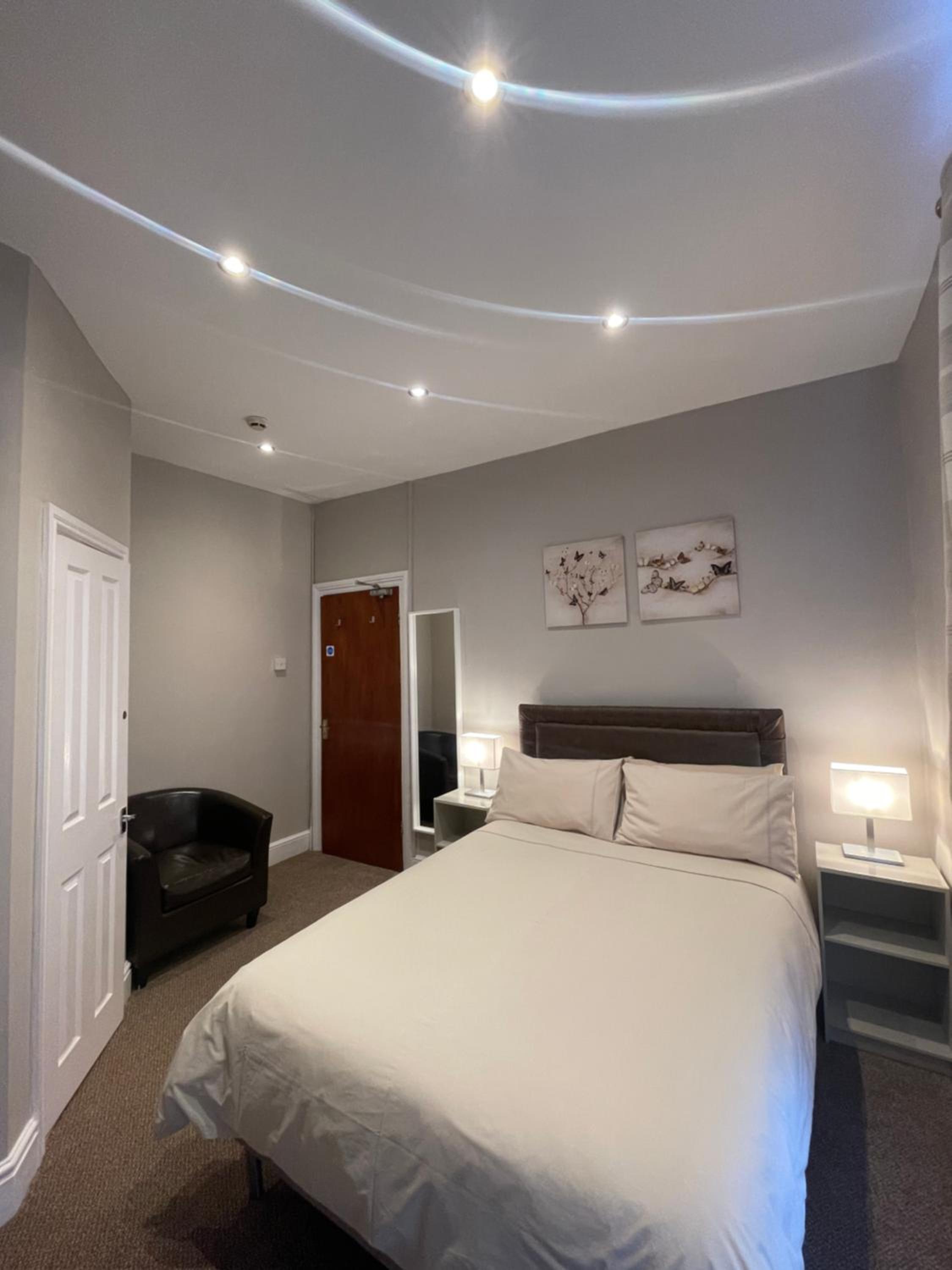 Double Room With Private Bathroom photo 2
