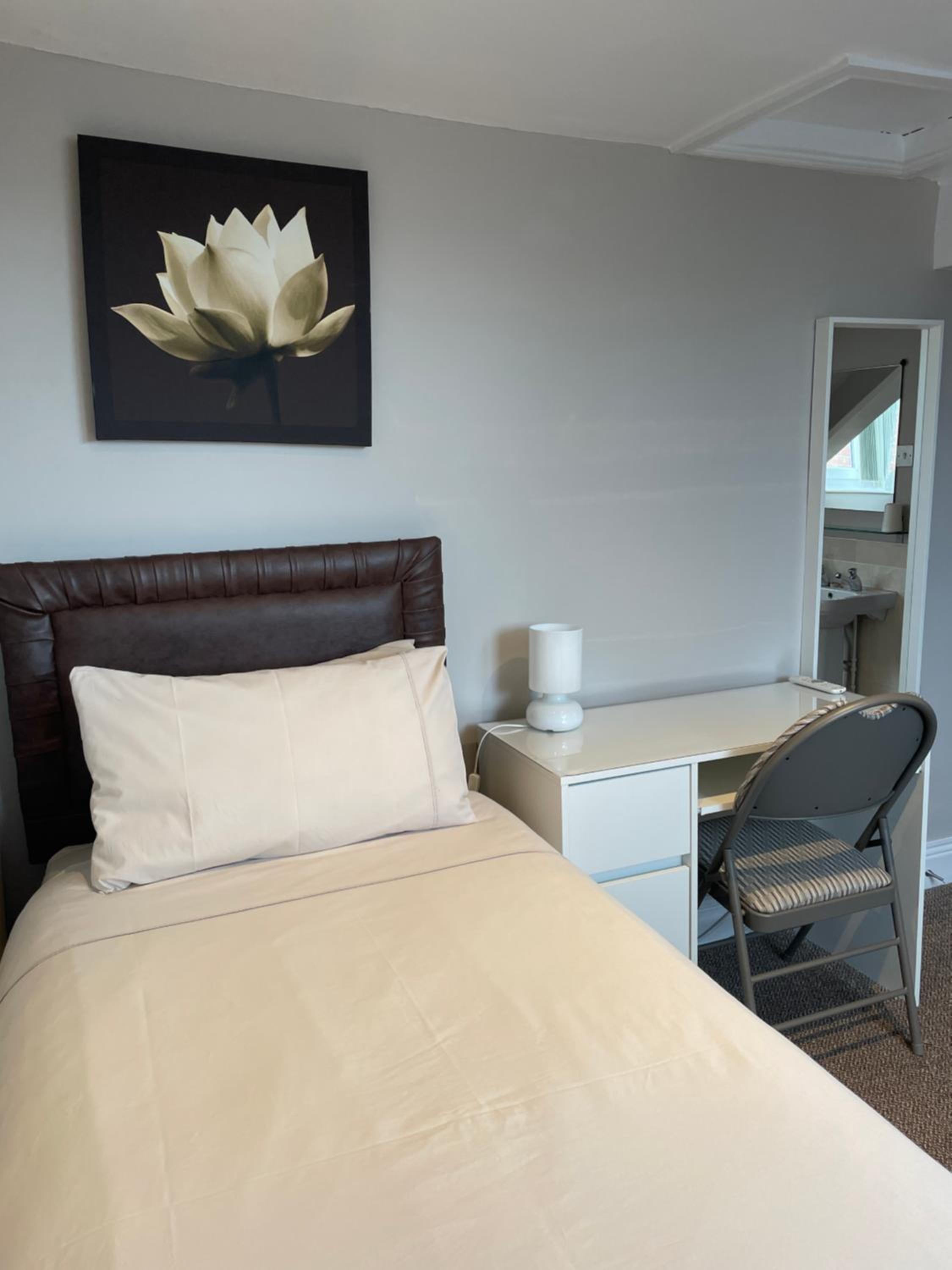 Single Room With Shared Bathroom photo 2