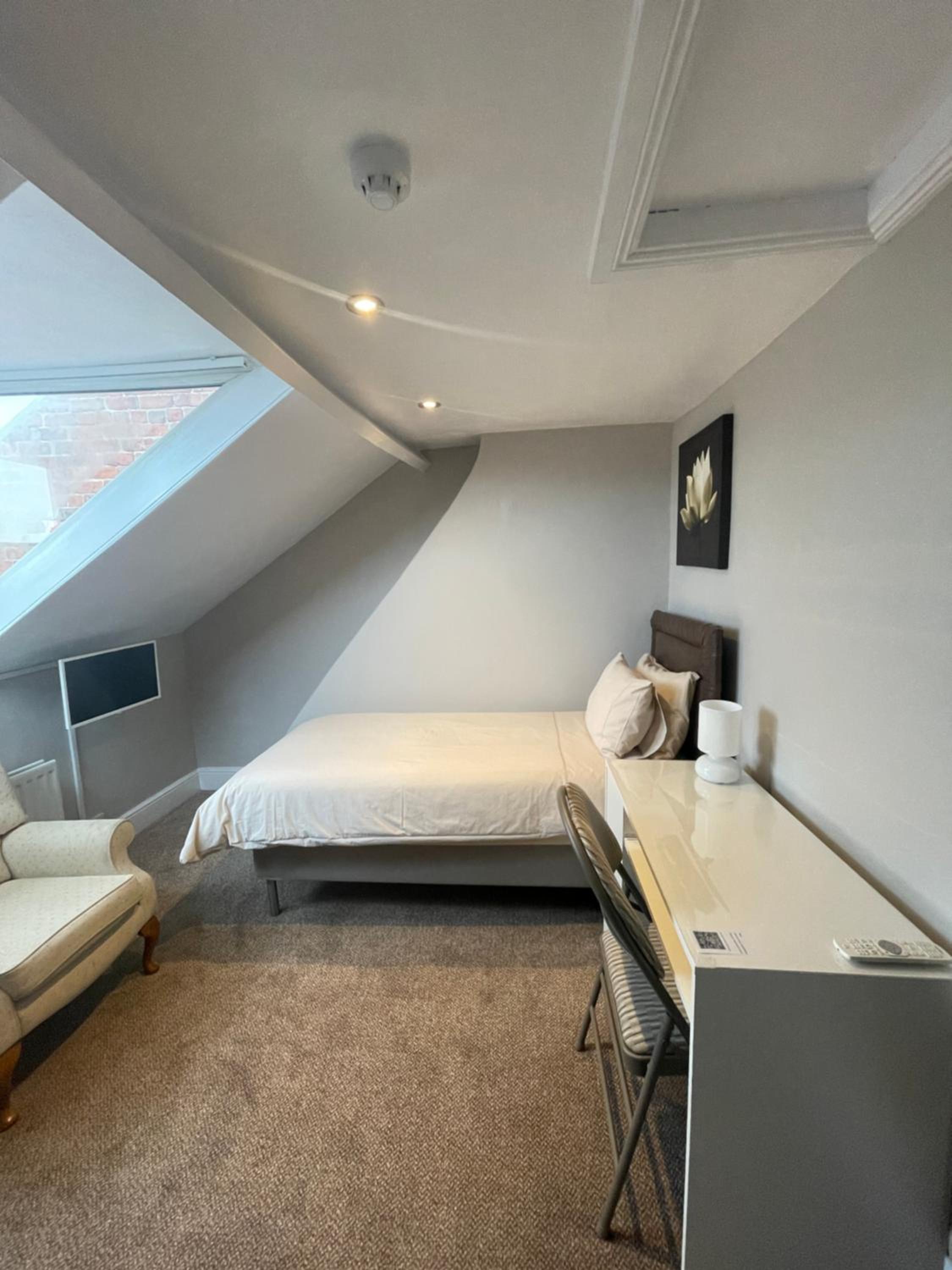 Single Room With Shared Bathroom photo 3