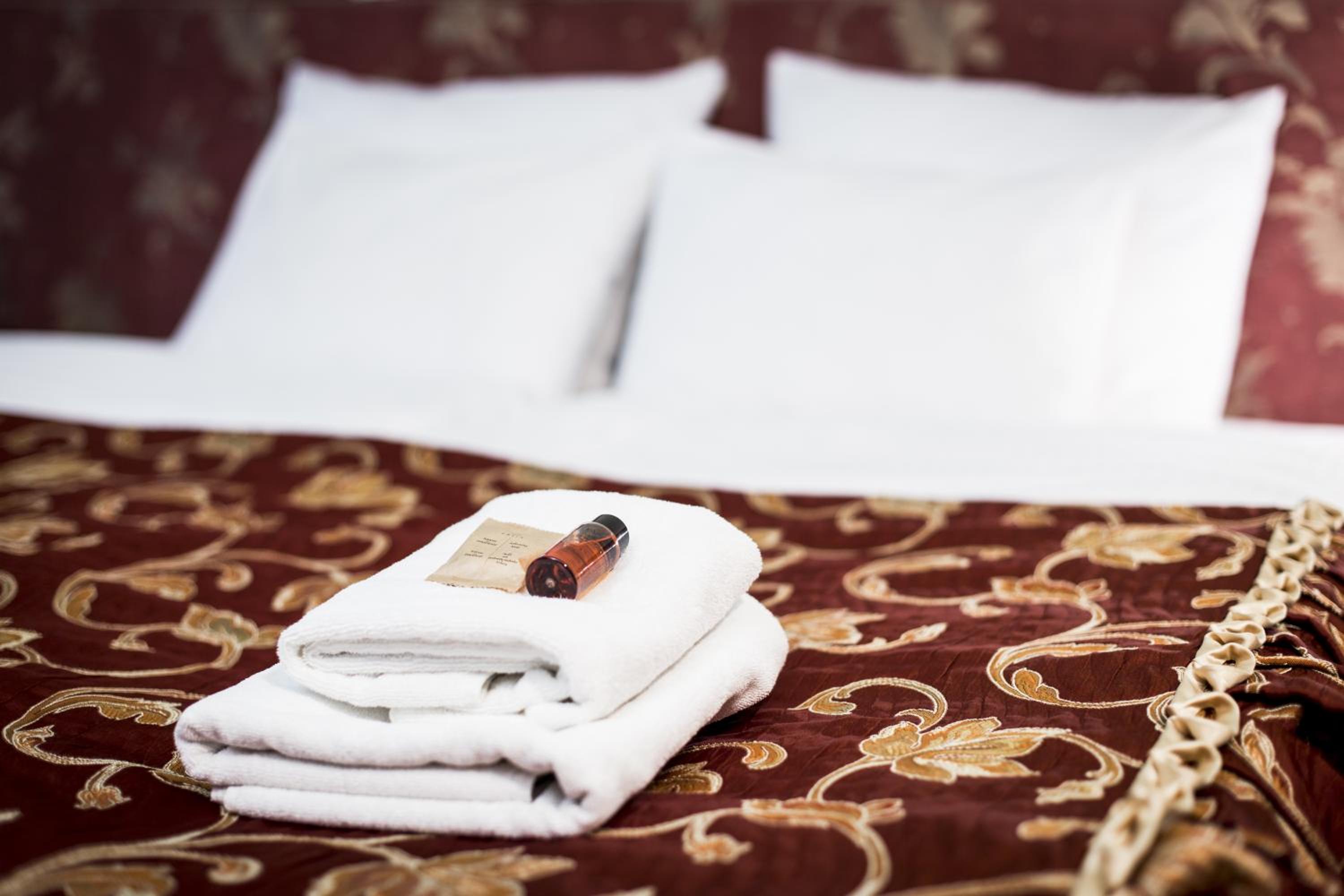 Standard Double or Twin Room - Photo 12