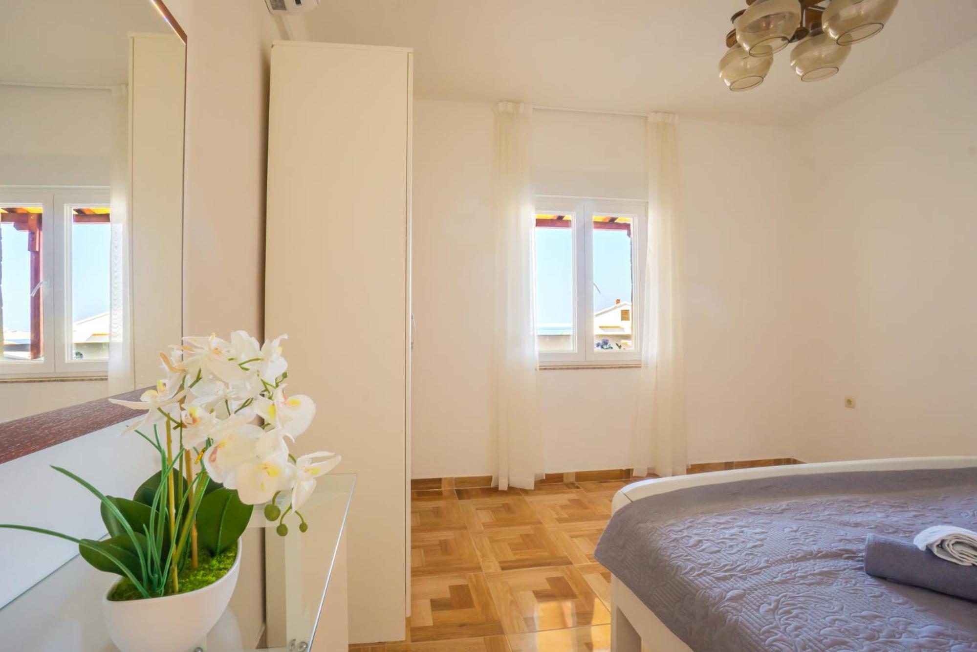 Apartment with Shower photo 2