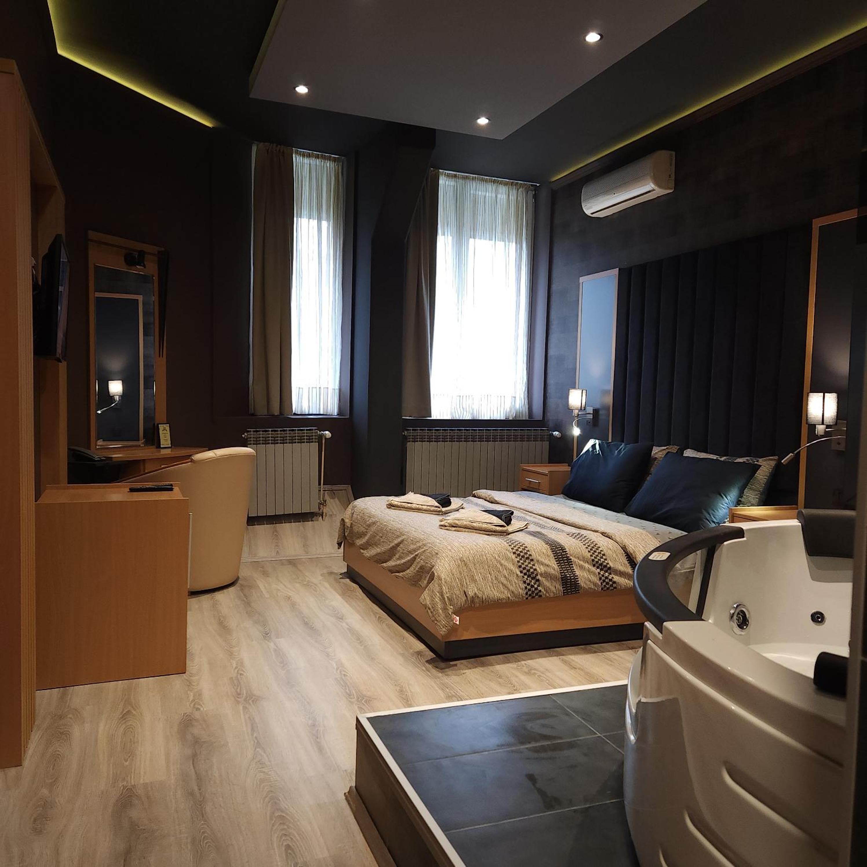 Double Room with Spa Bath - Photo 6