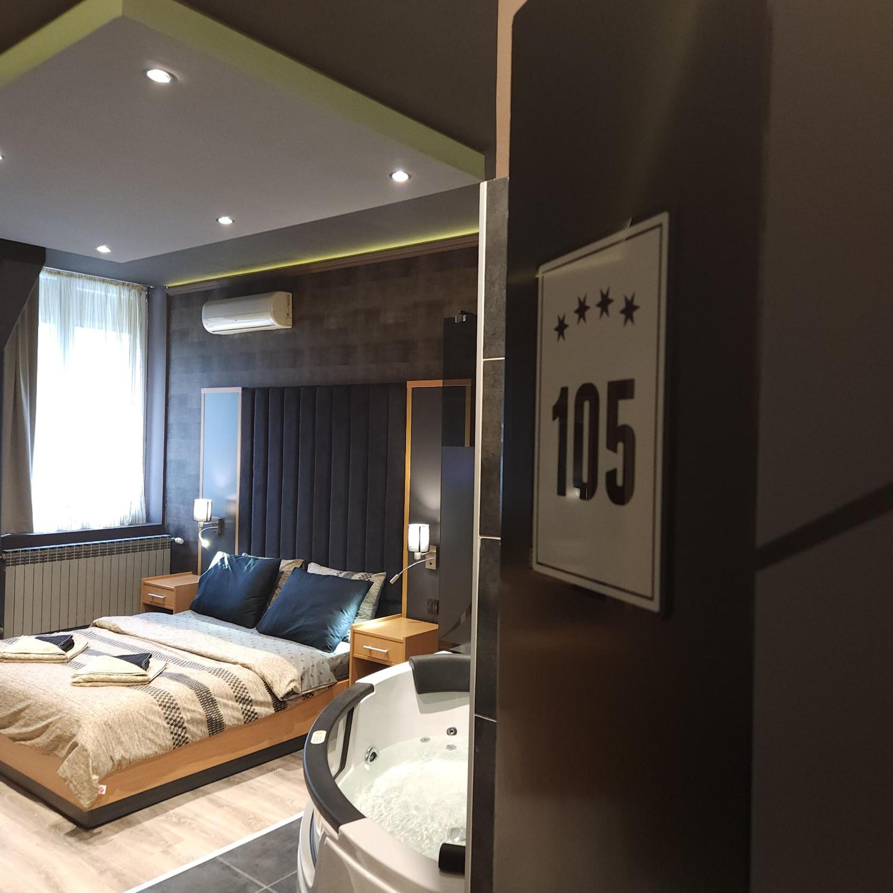 Double Room with Spa Bath - Photo 2
