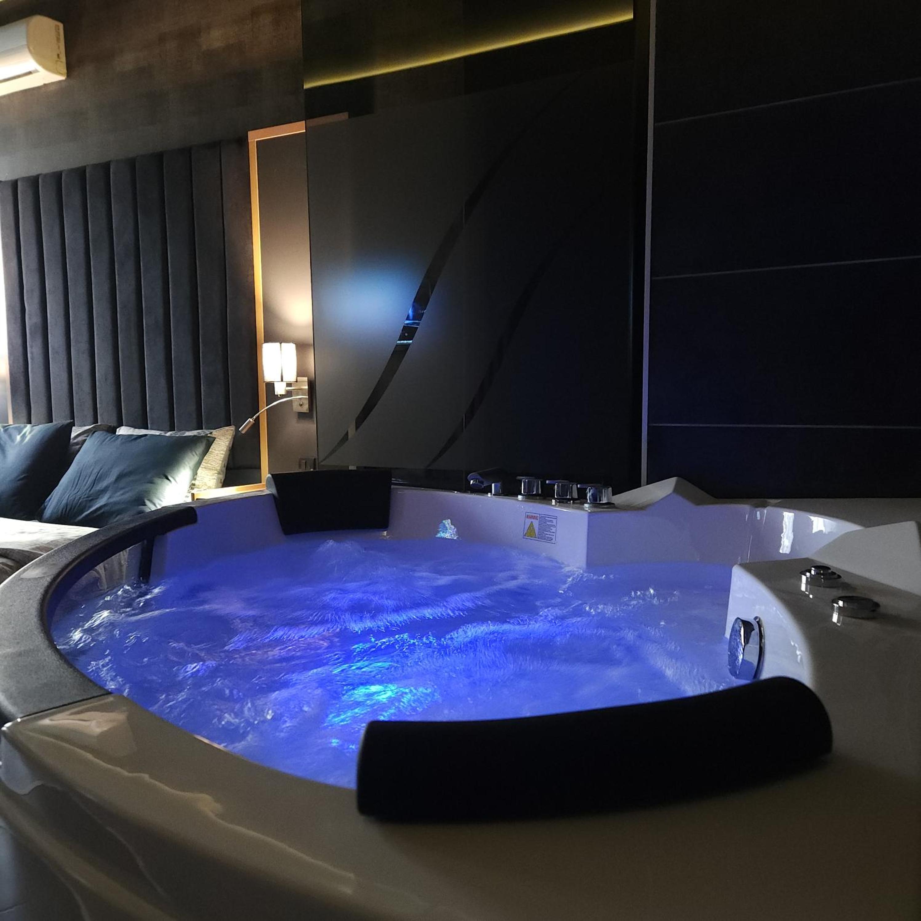 Double Room with Spa Bath - Photo 3