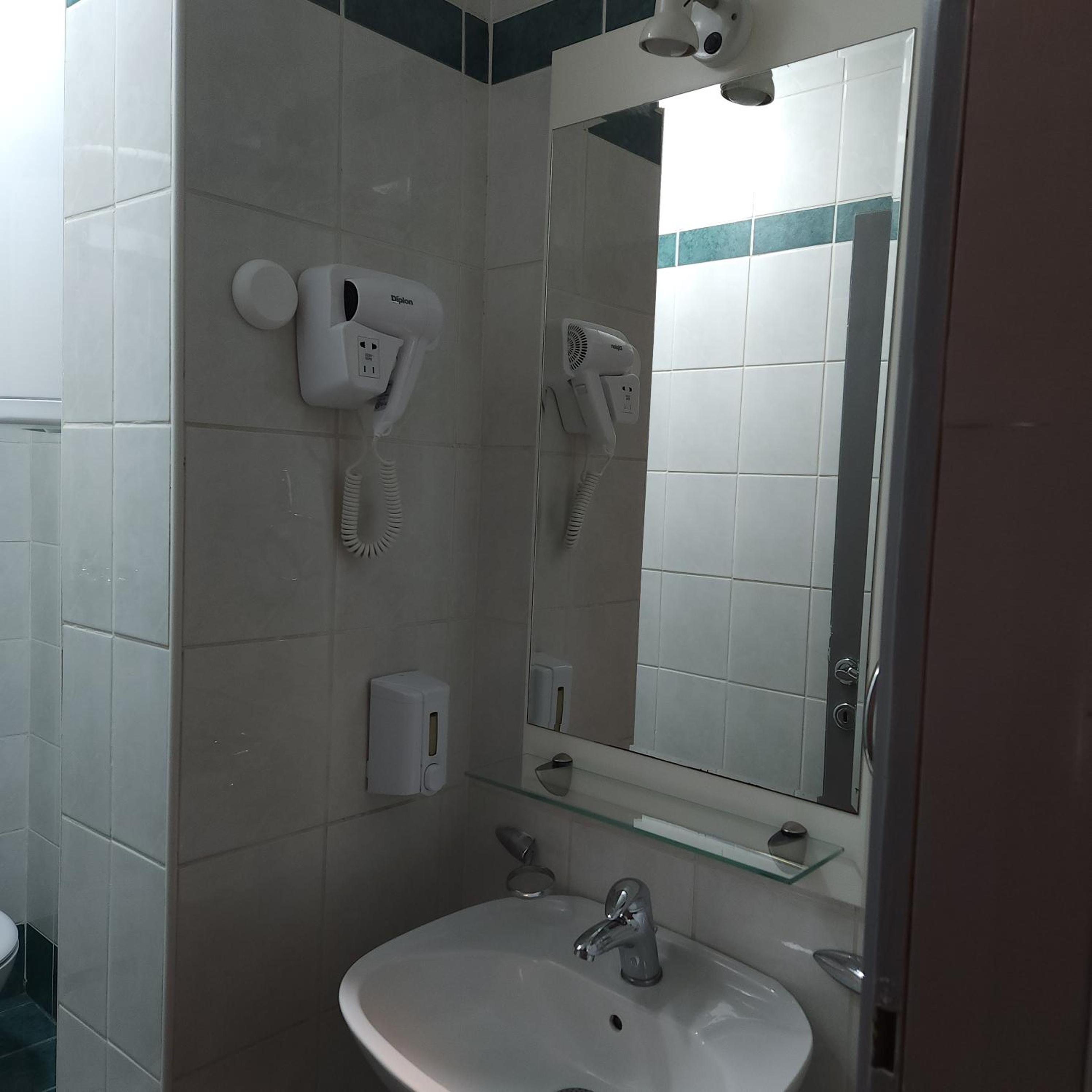 Double Room with Spa Bath - Photo 9