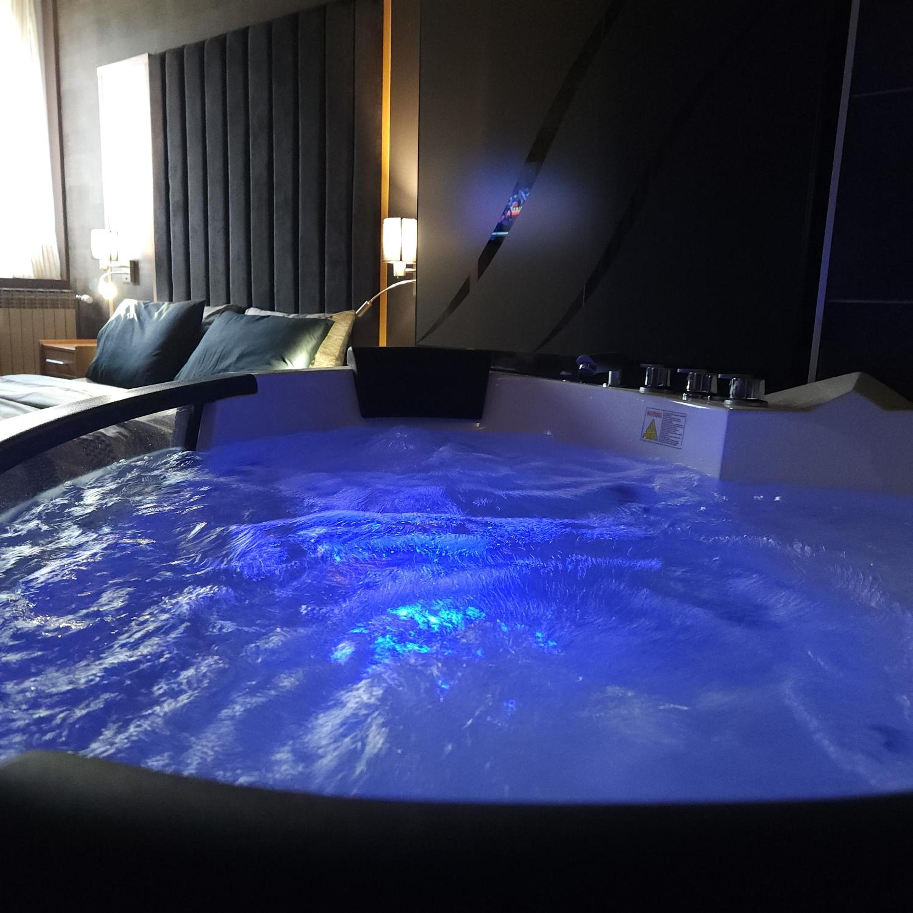 Double Room with Spa Bath - Photo 4