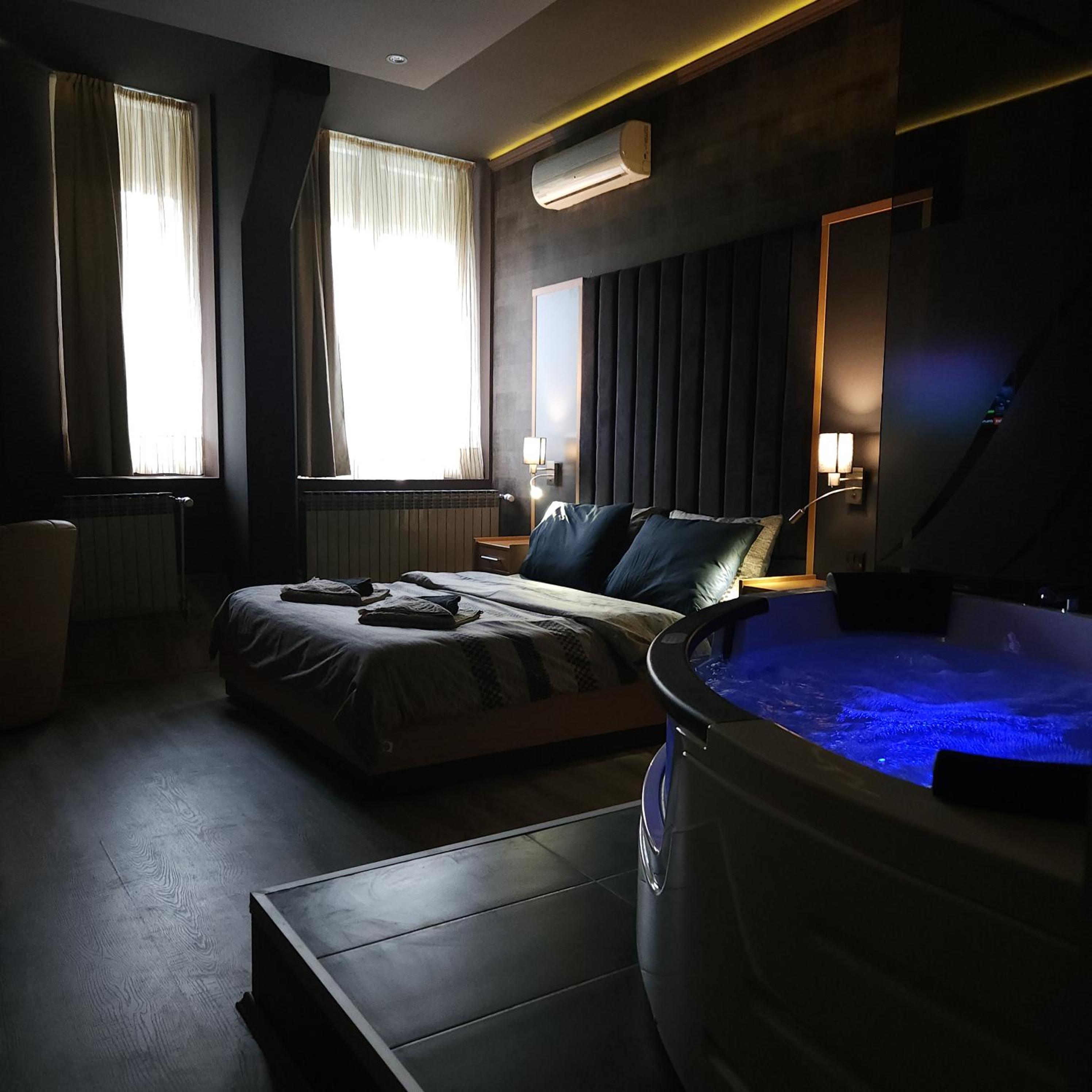 Double Room with Spa Bath - Photo 1