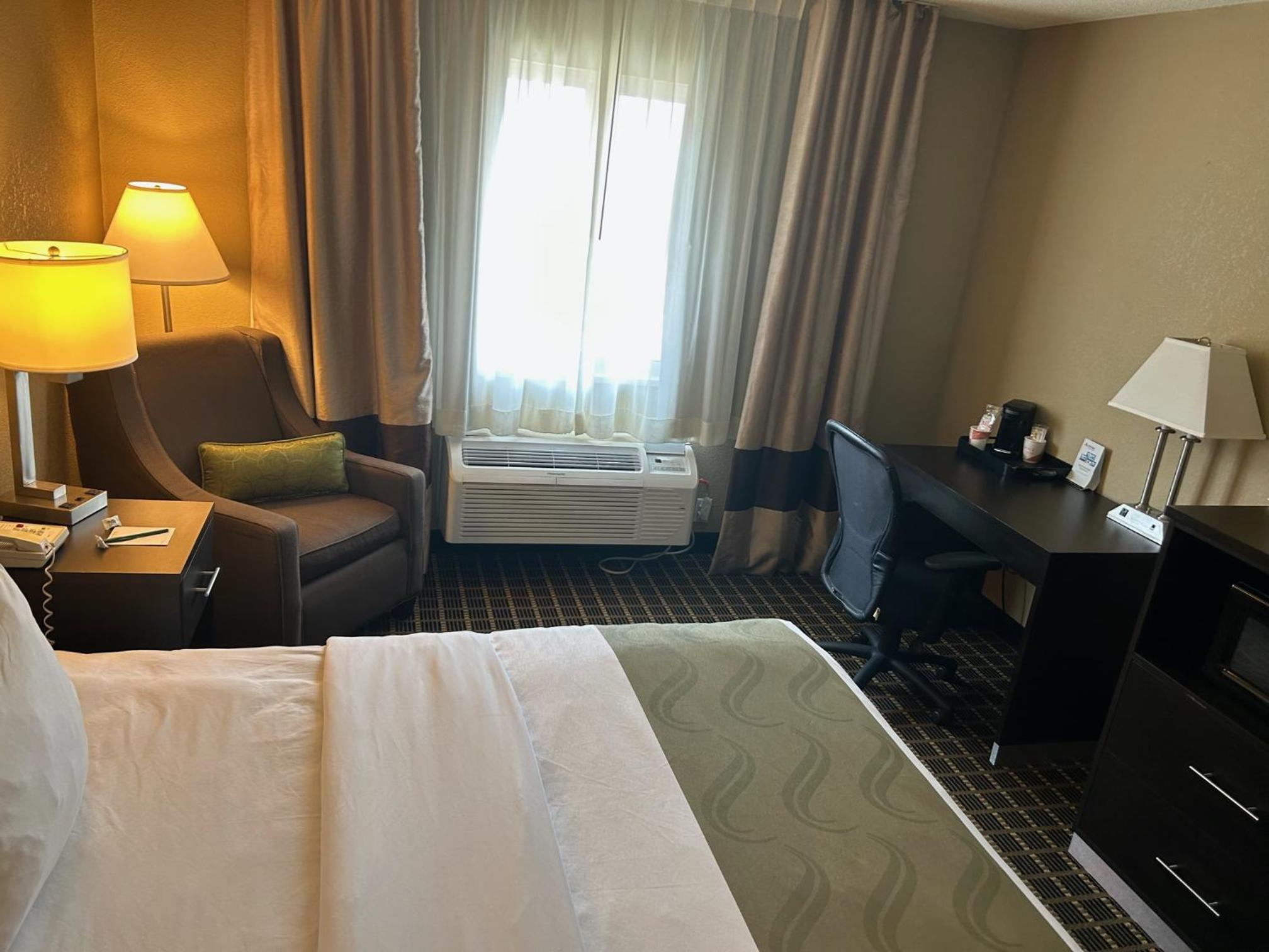 King Room - Non-Smoking - Photo 6