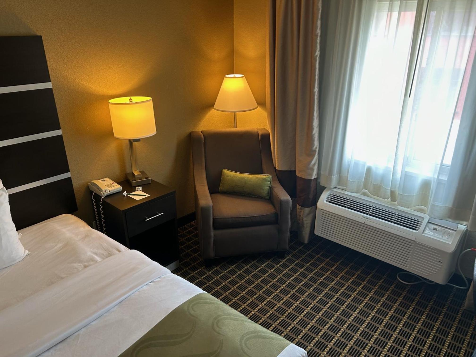 King Room - Non-Smoking - Photo 5