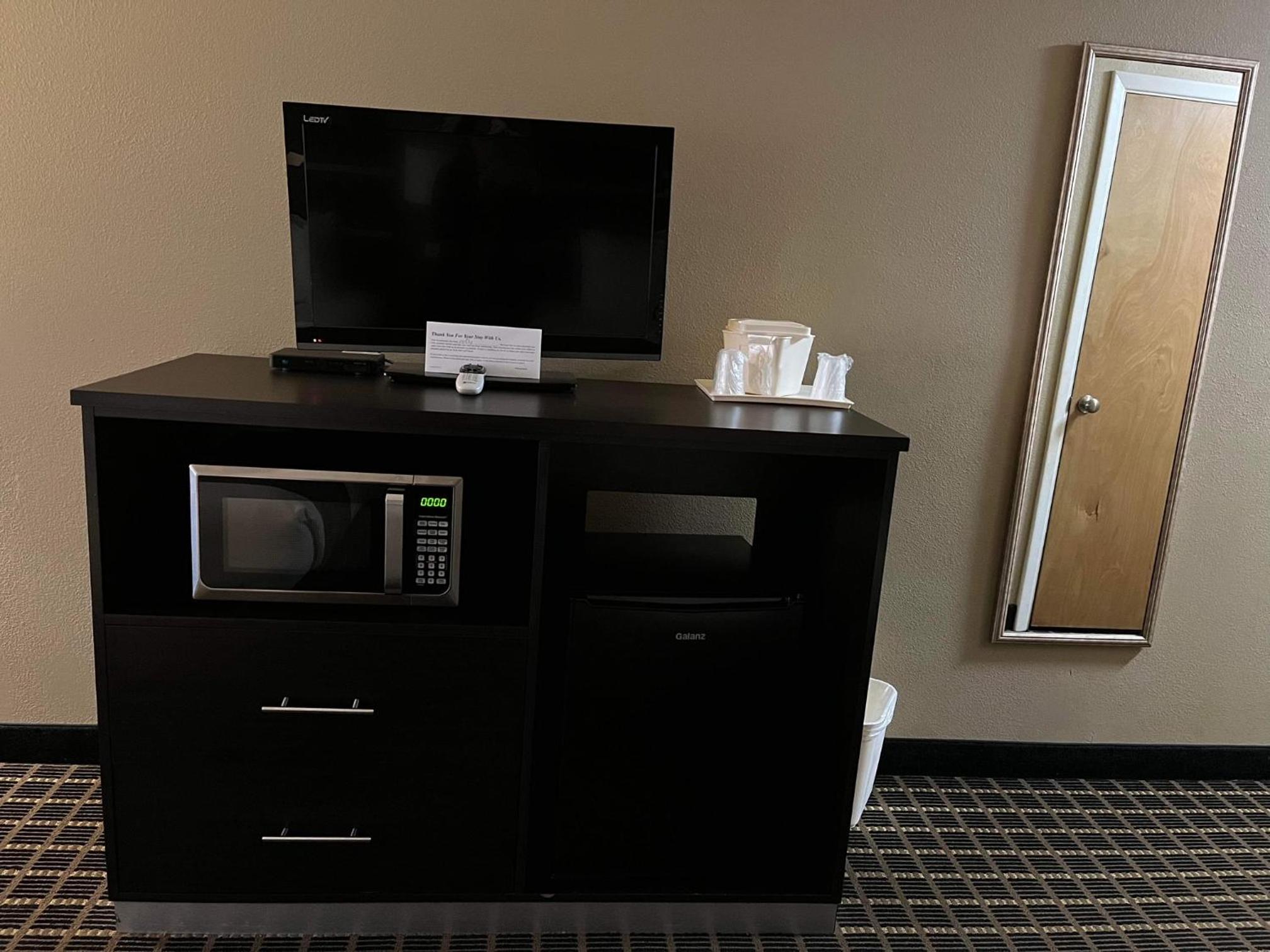 King Suite - Non-Smoking - Photo 2