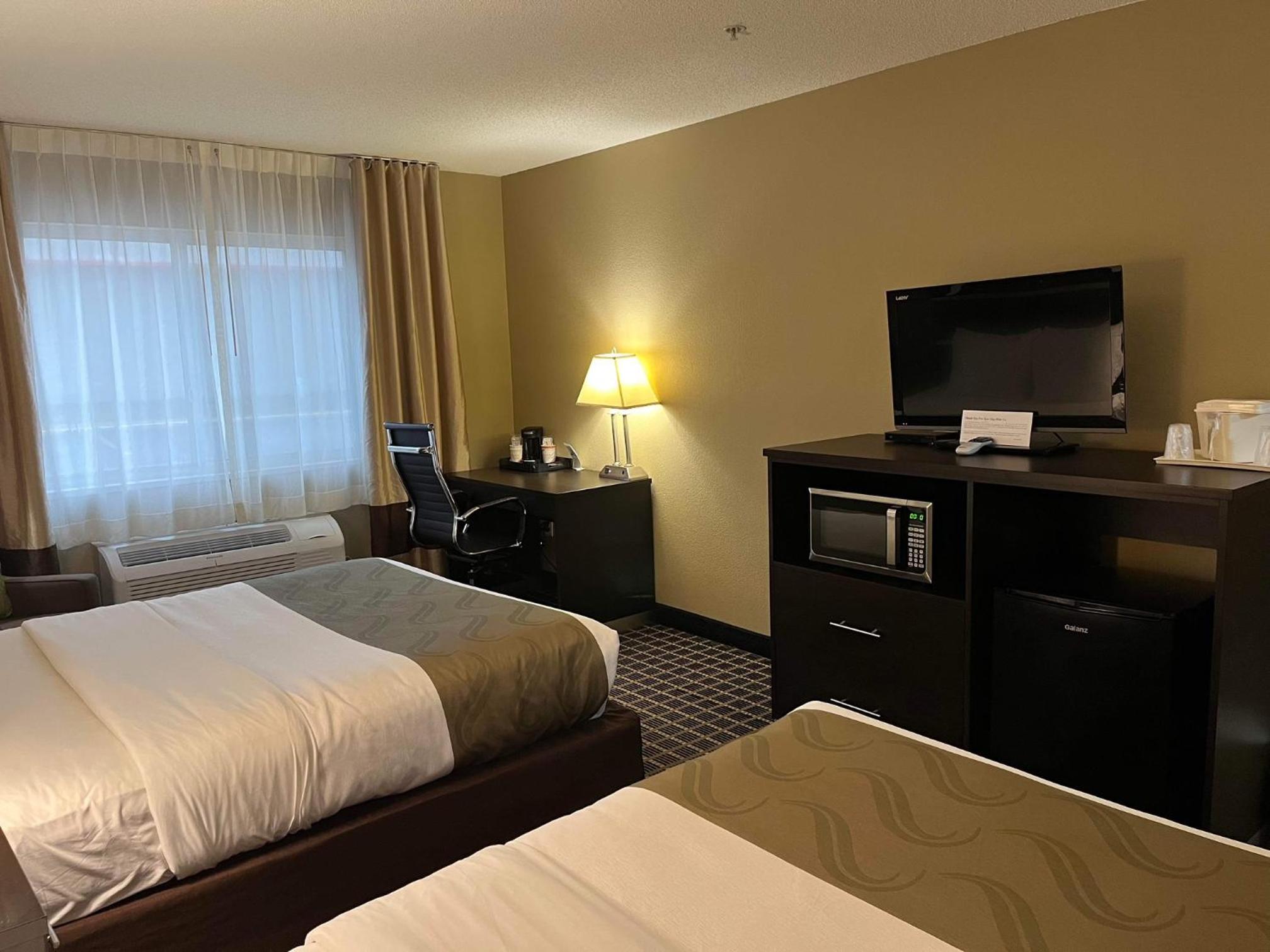 Queen Room with Two Queen Beds - Non-Smoking - Photo 3