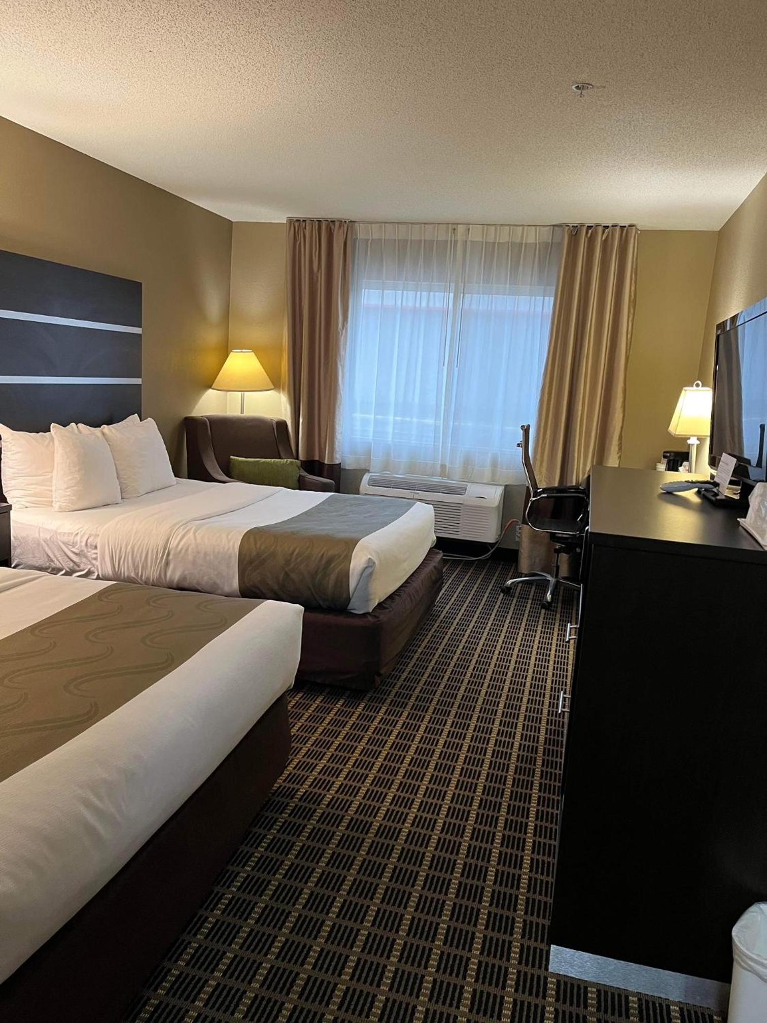 Queen Room with Two Queen Beds - Non-Smoking - Photo 4