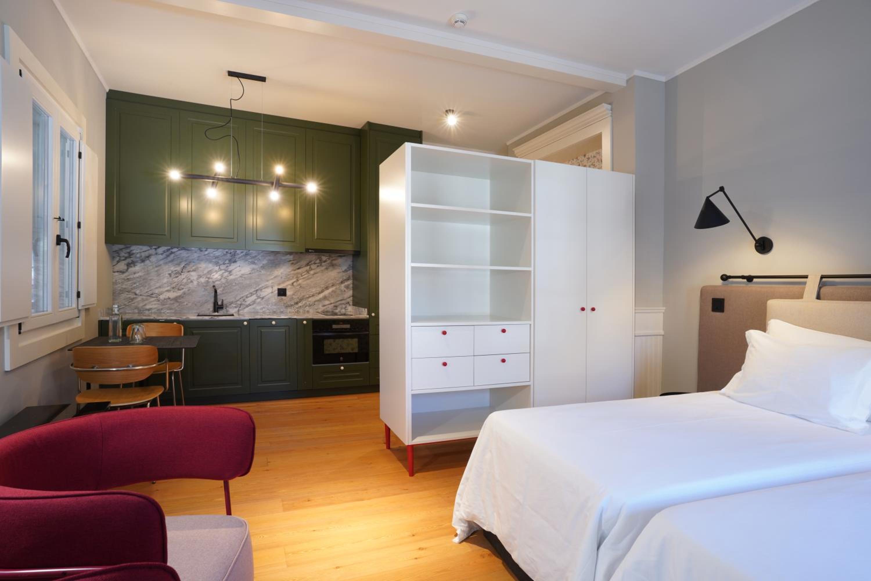 Studio Apartment - Photo 1