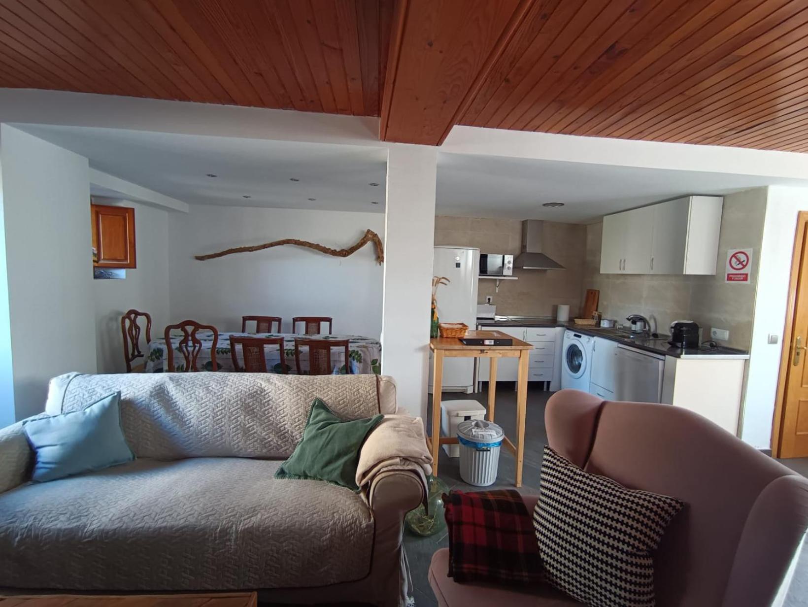Five-Bedroom House photo 2
